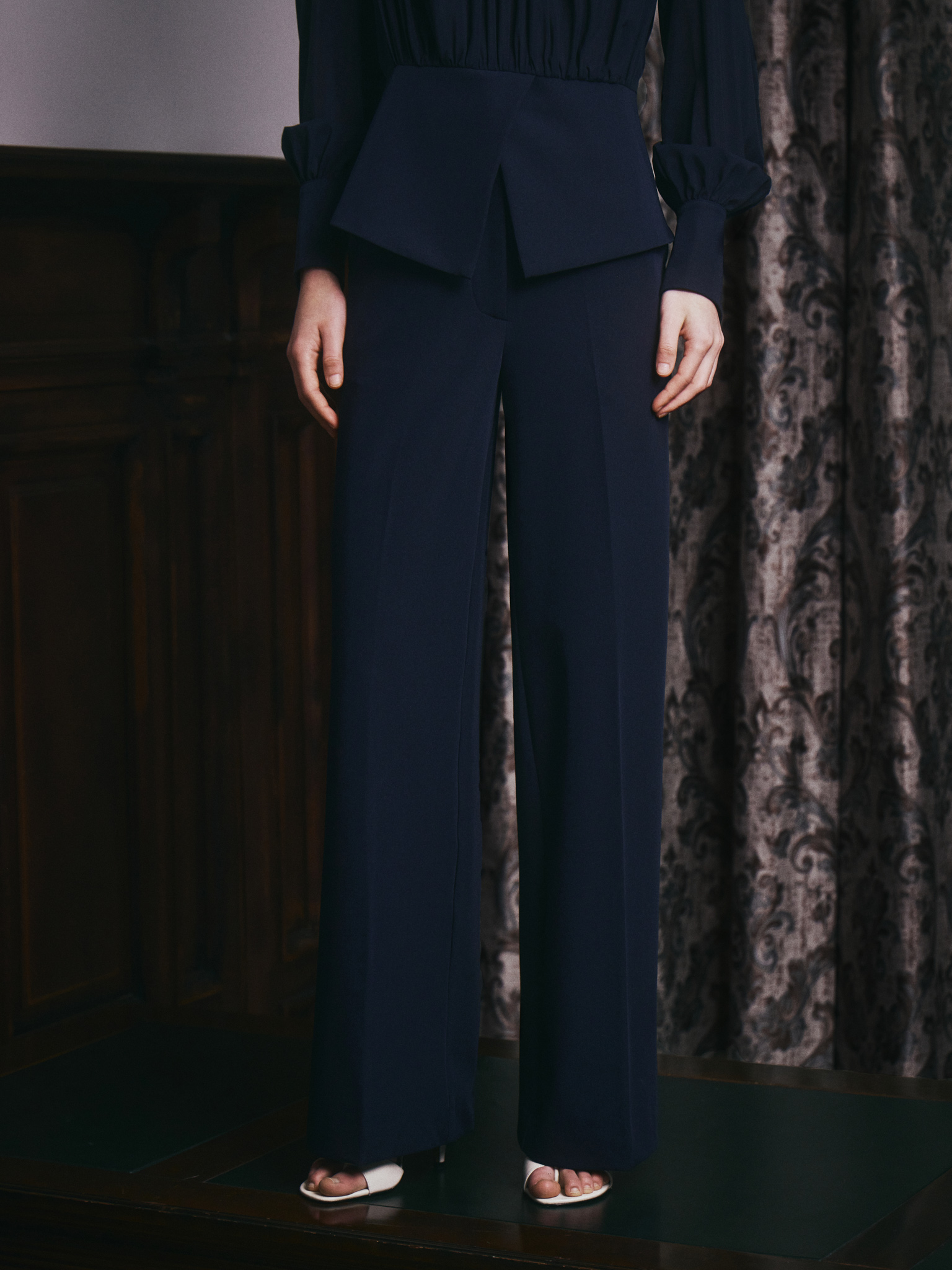 Loose-fitting high-waisted trousers
