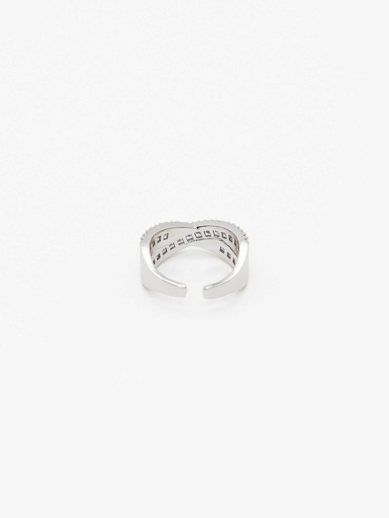 Ring with intertwined crystal lines