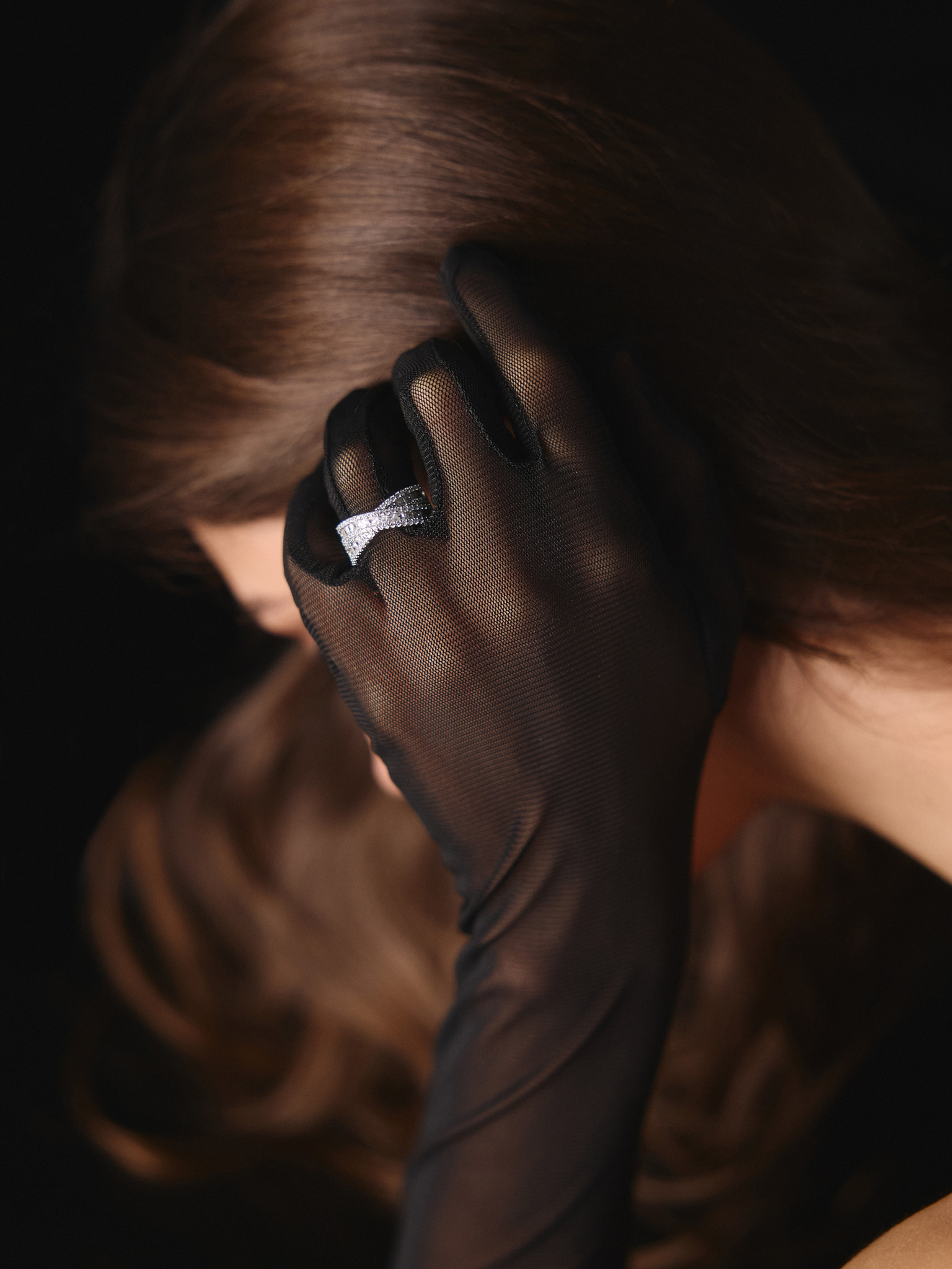 Ring with intertwined crystal lines