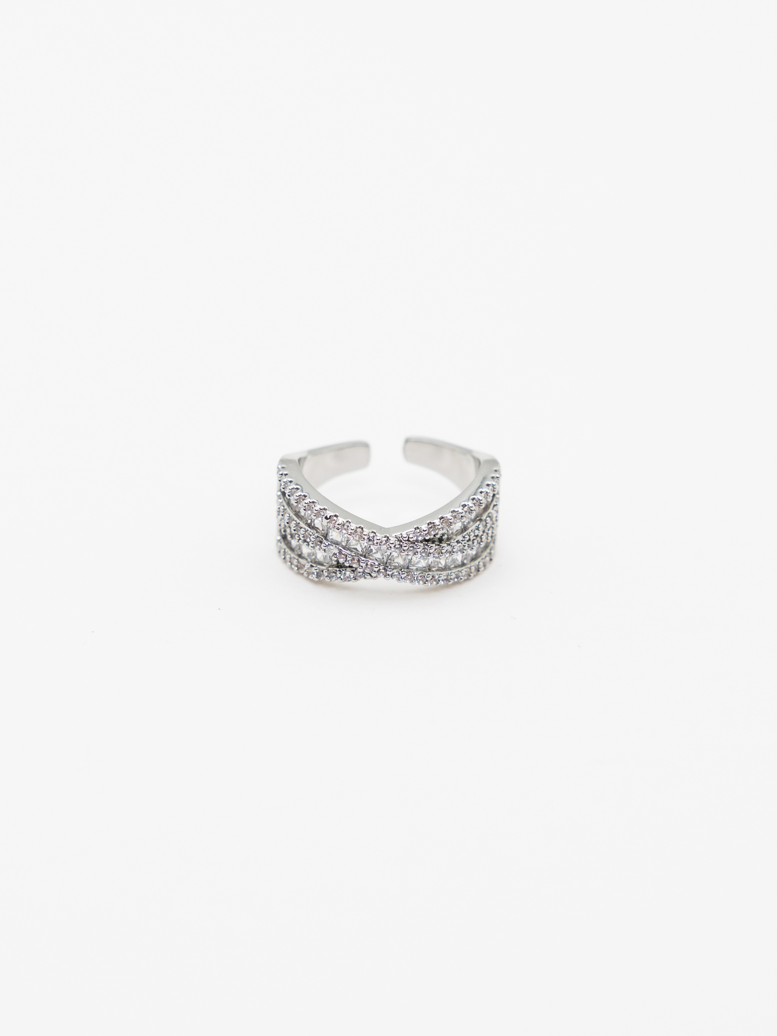 Ring with intertwined crystal lines