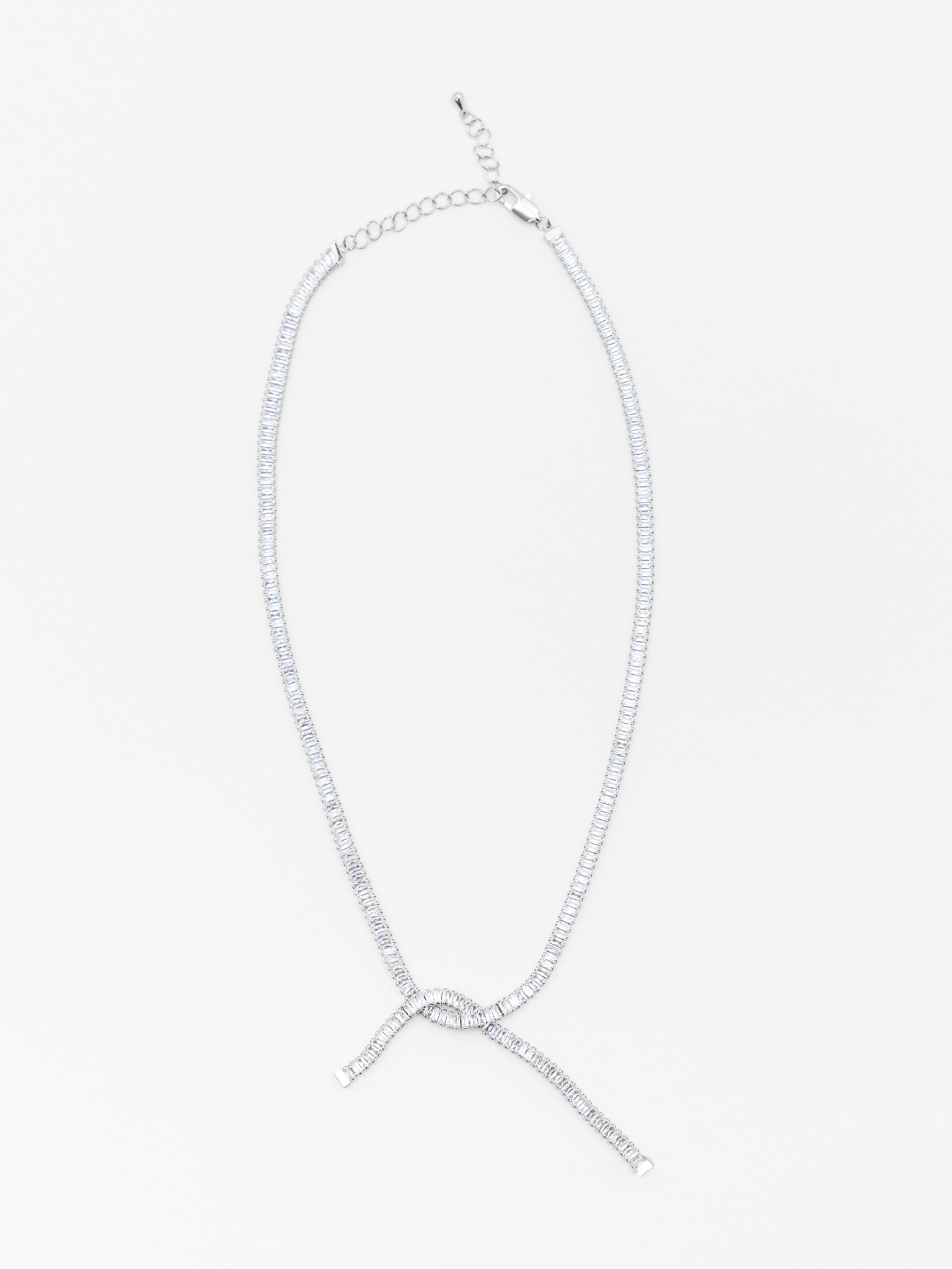 Necklace with intertwined crystal lines