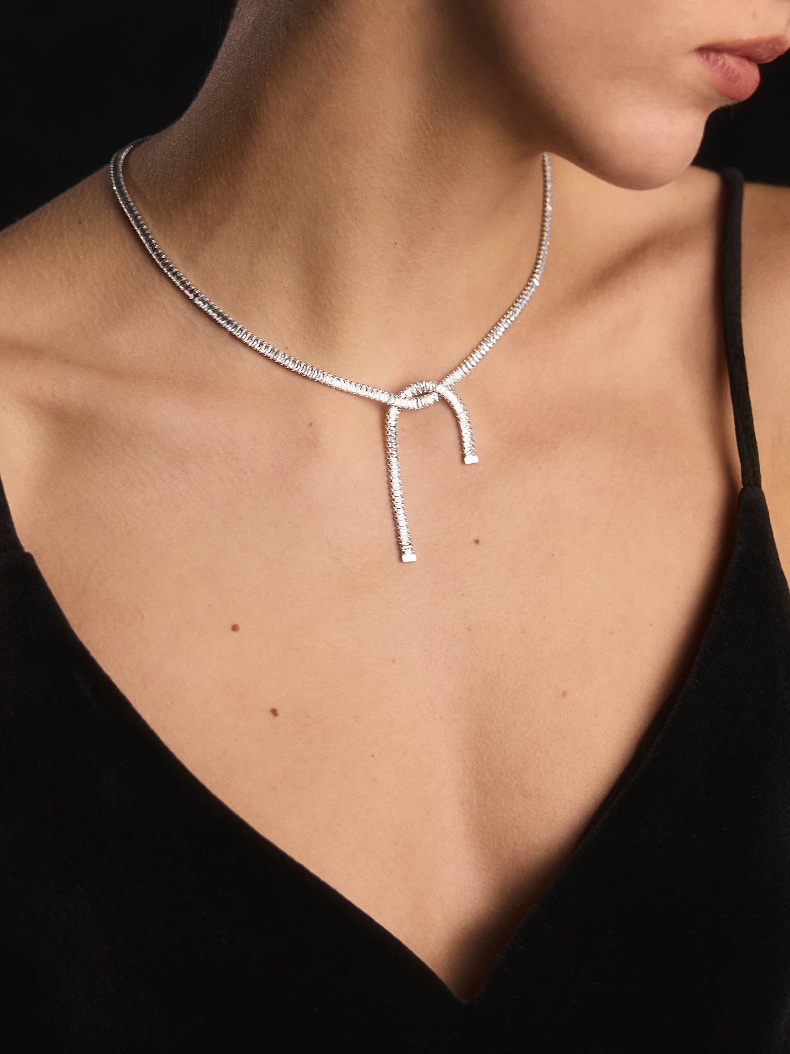 Necklace with intertwined crystal lines