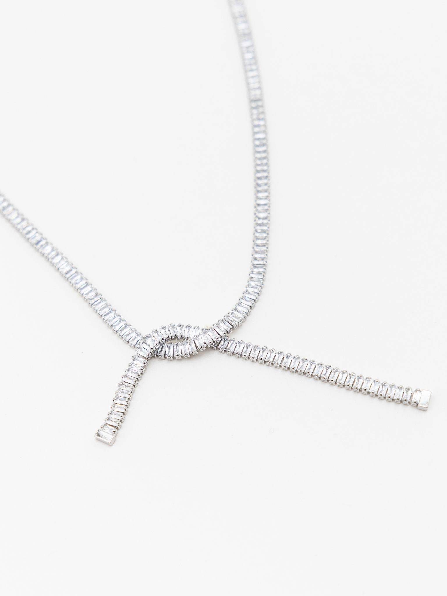 Necklace with intertwined crystal lines