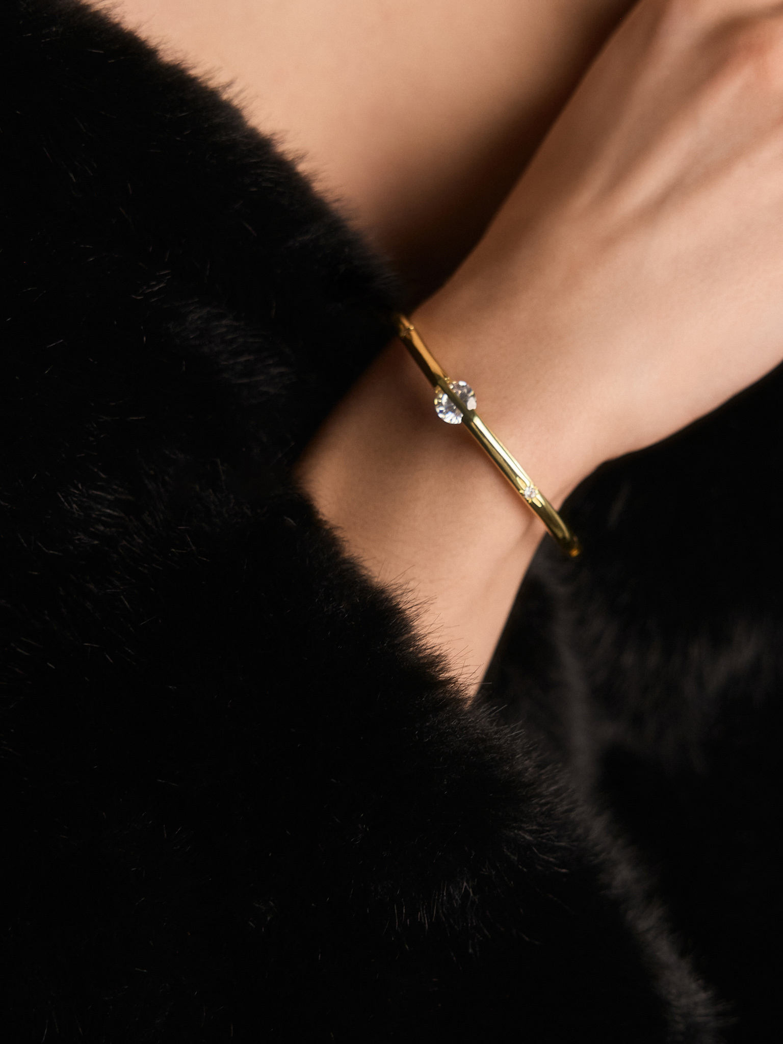 Round bracelet with crystal inlay