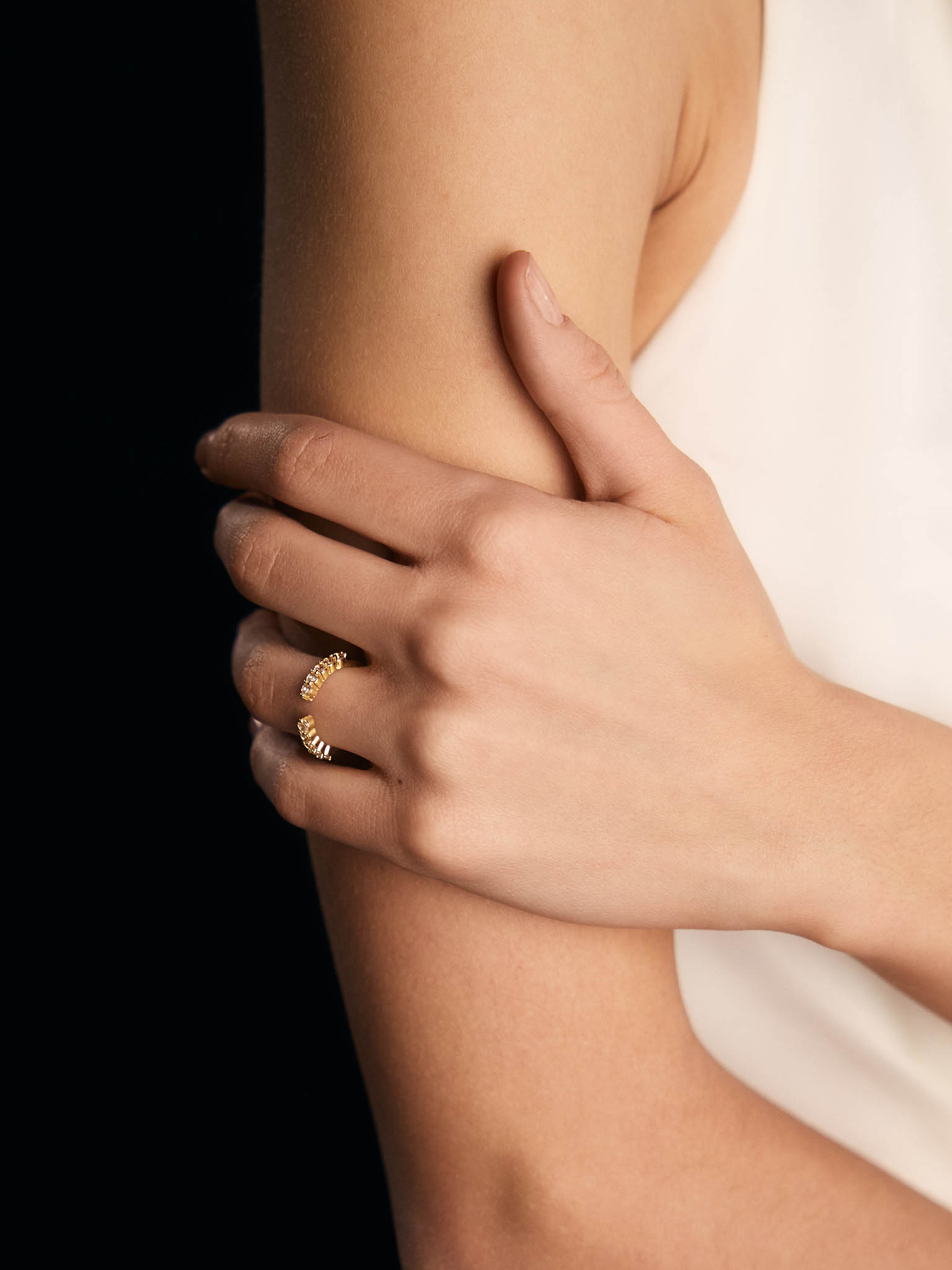 Slim ring with crystals