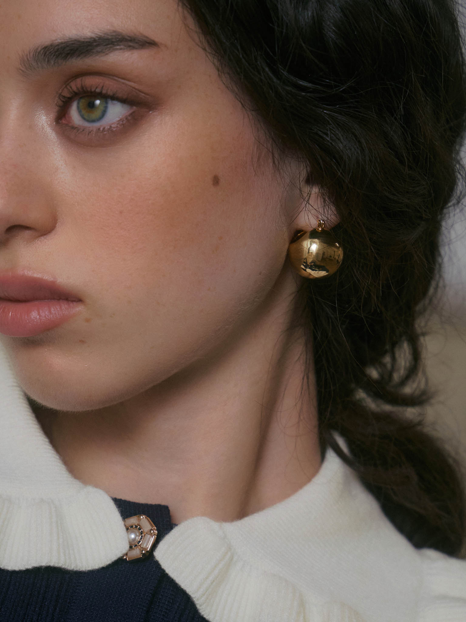 Round earrings in glossy metal 