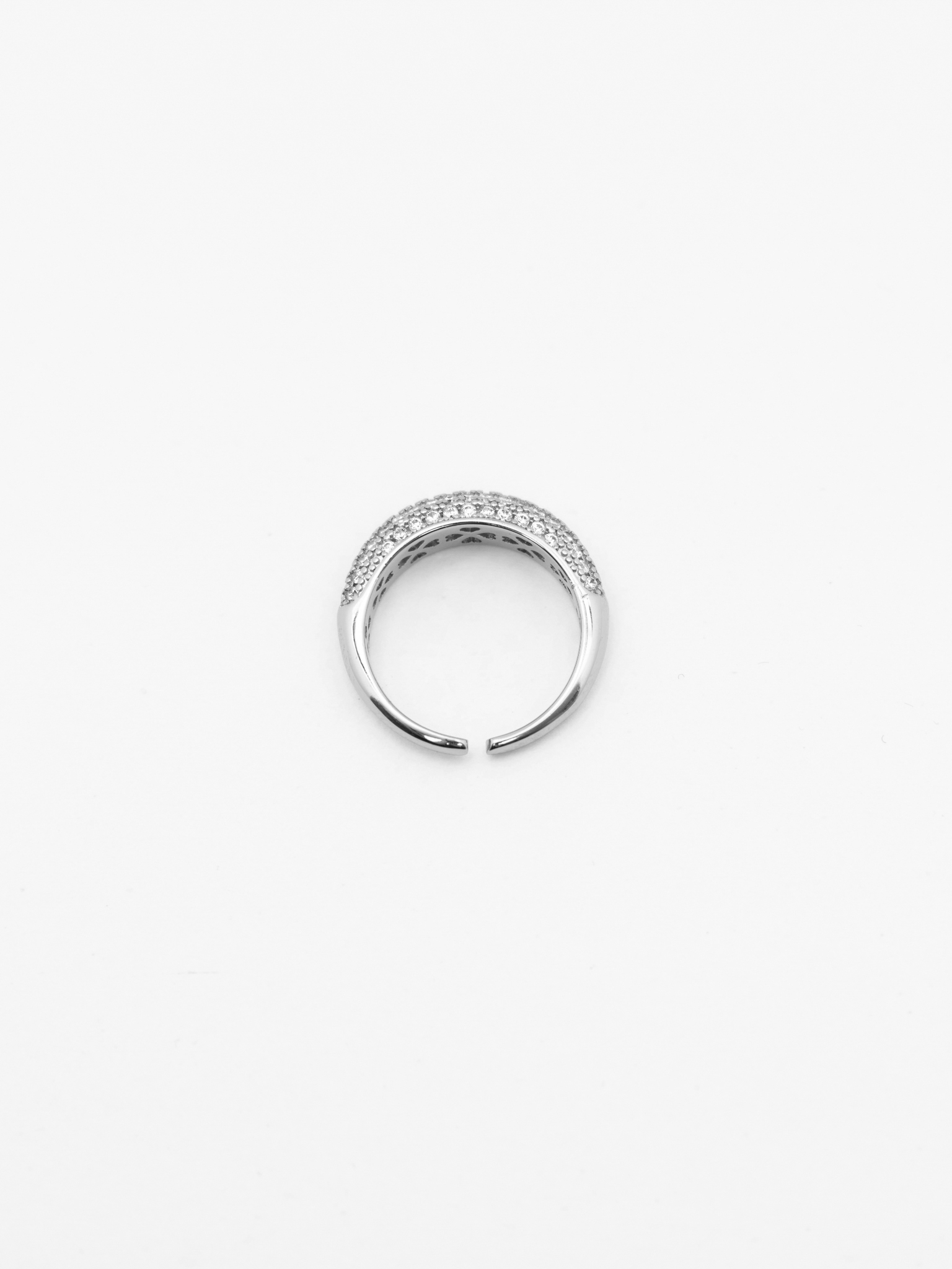 Voluminous ring with small crystals