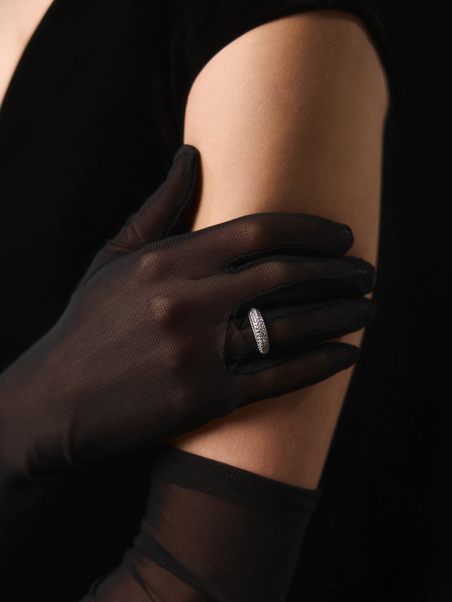 Voluminous ring with small crystals