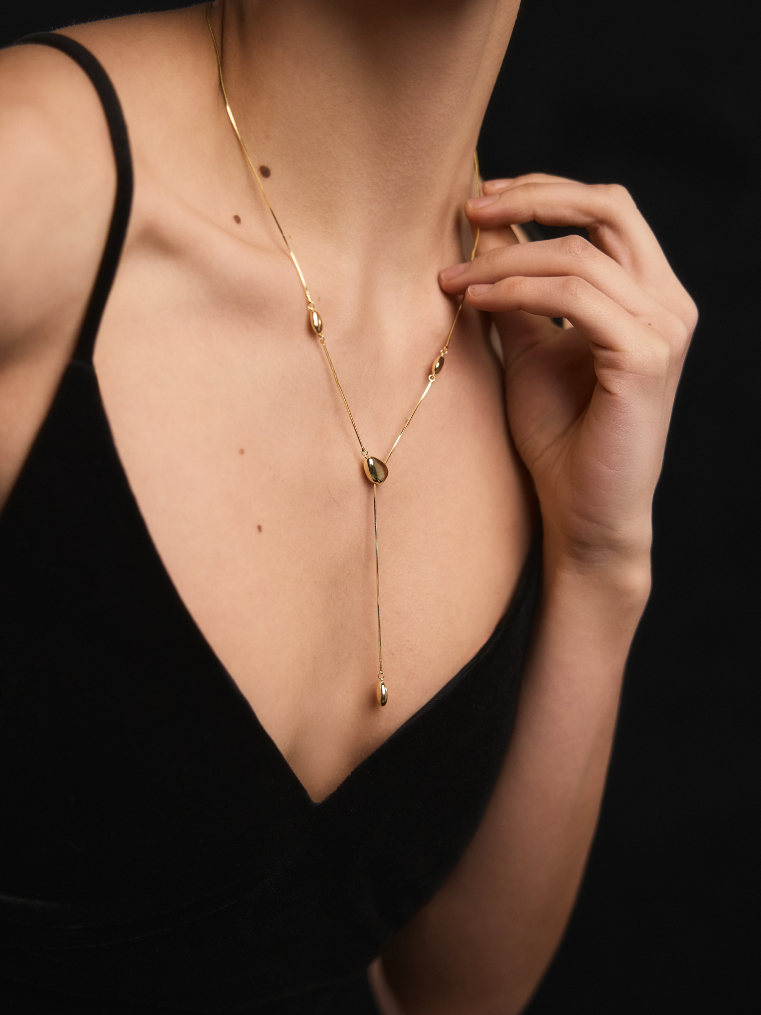 Long chain with matching decoration