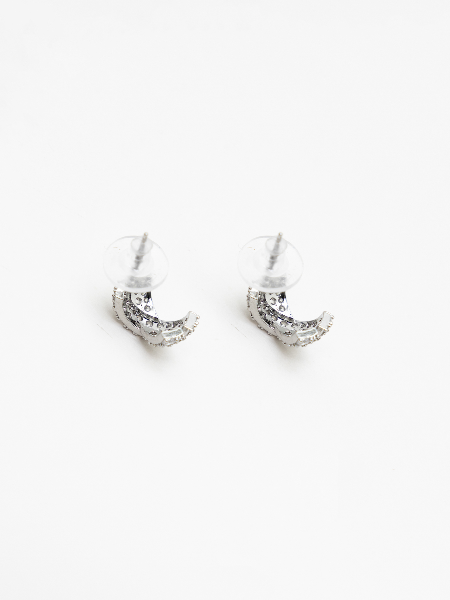Stud earrings with small crystals