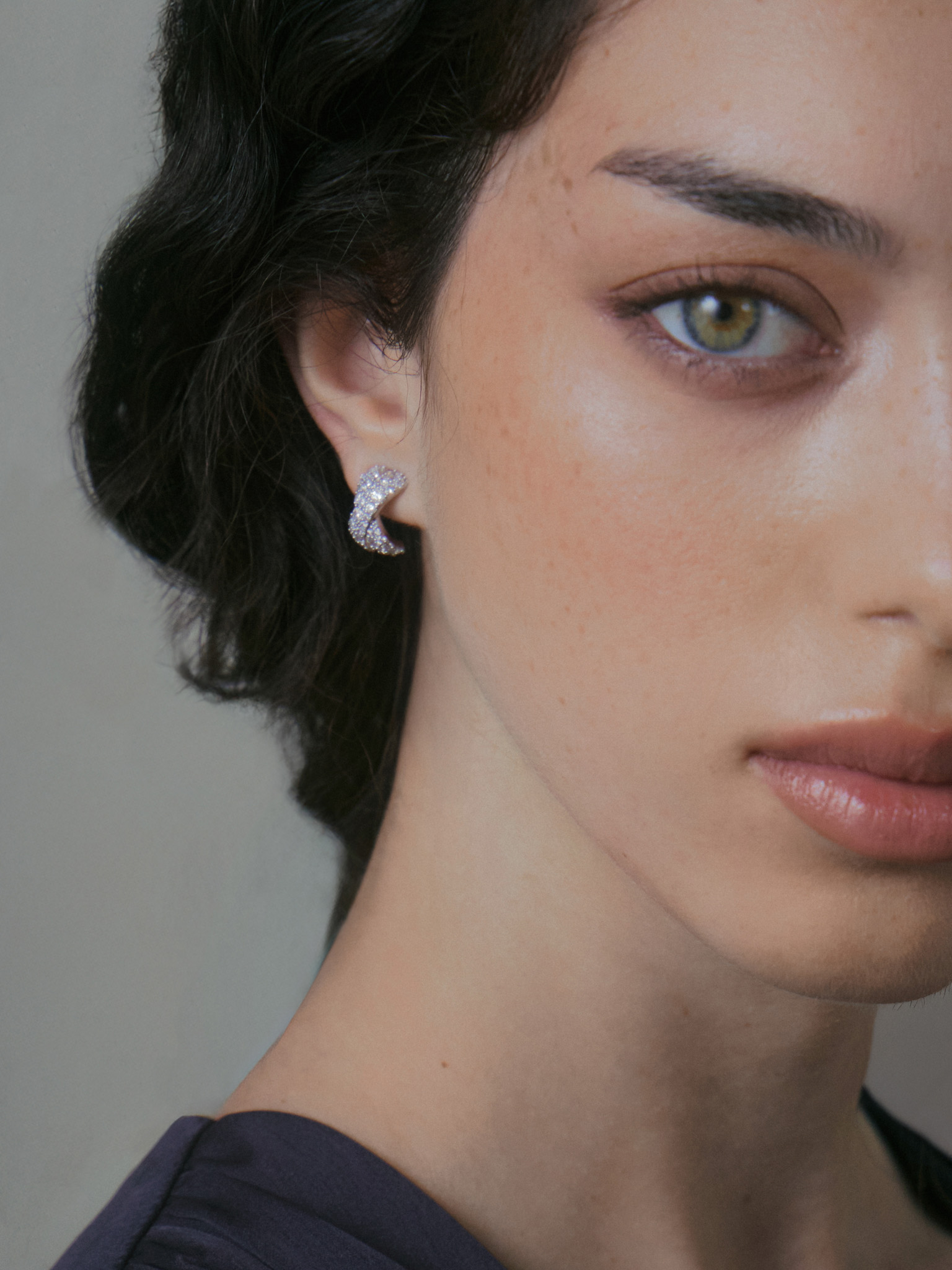 Stud earrings with small crystals