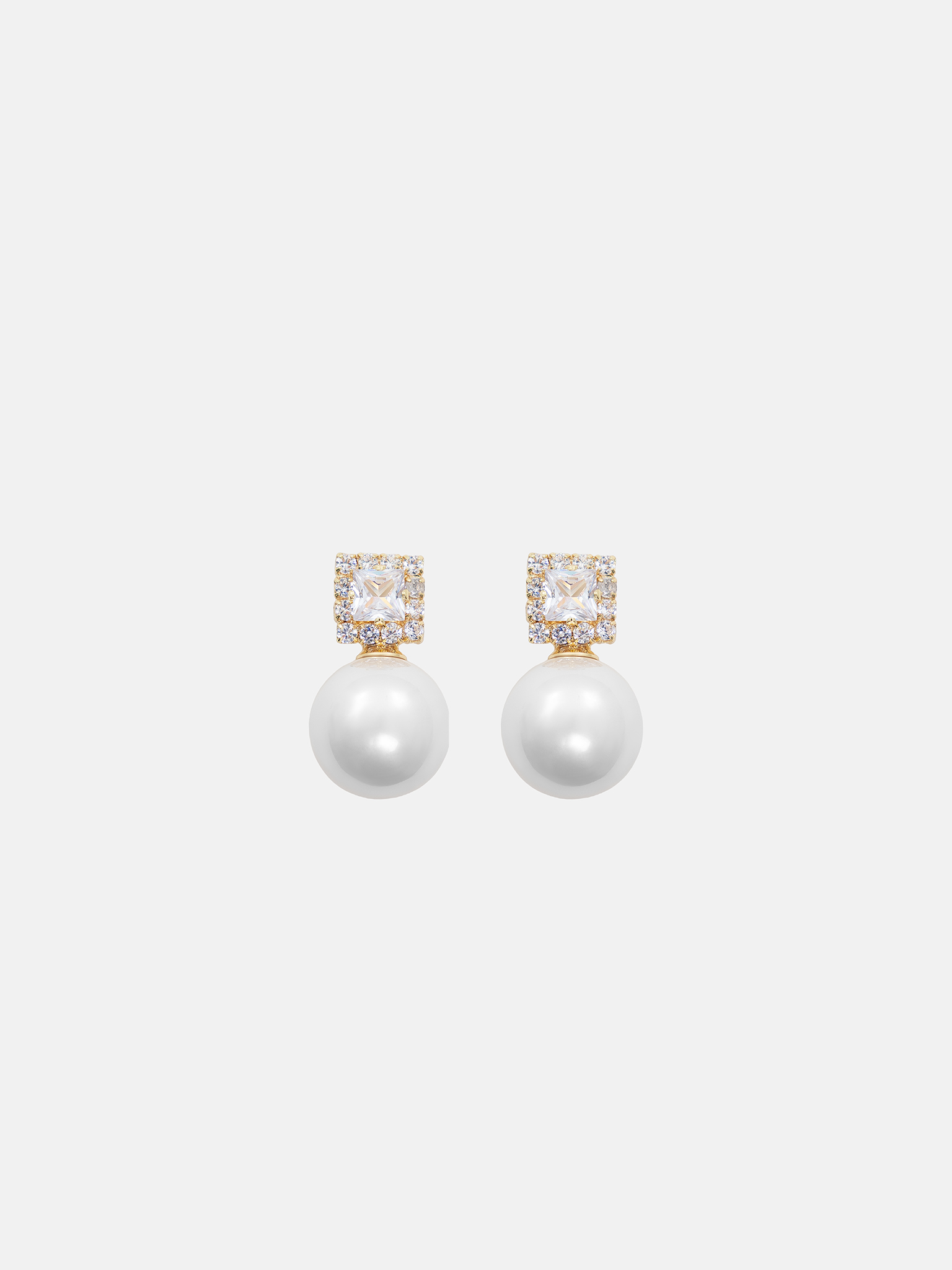 Square-shaped earrings with dangling pearls