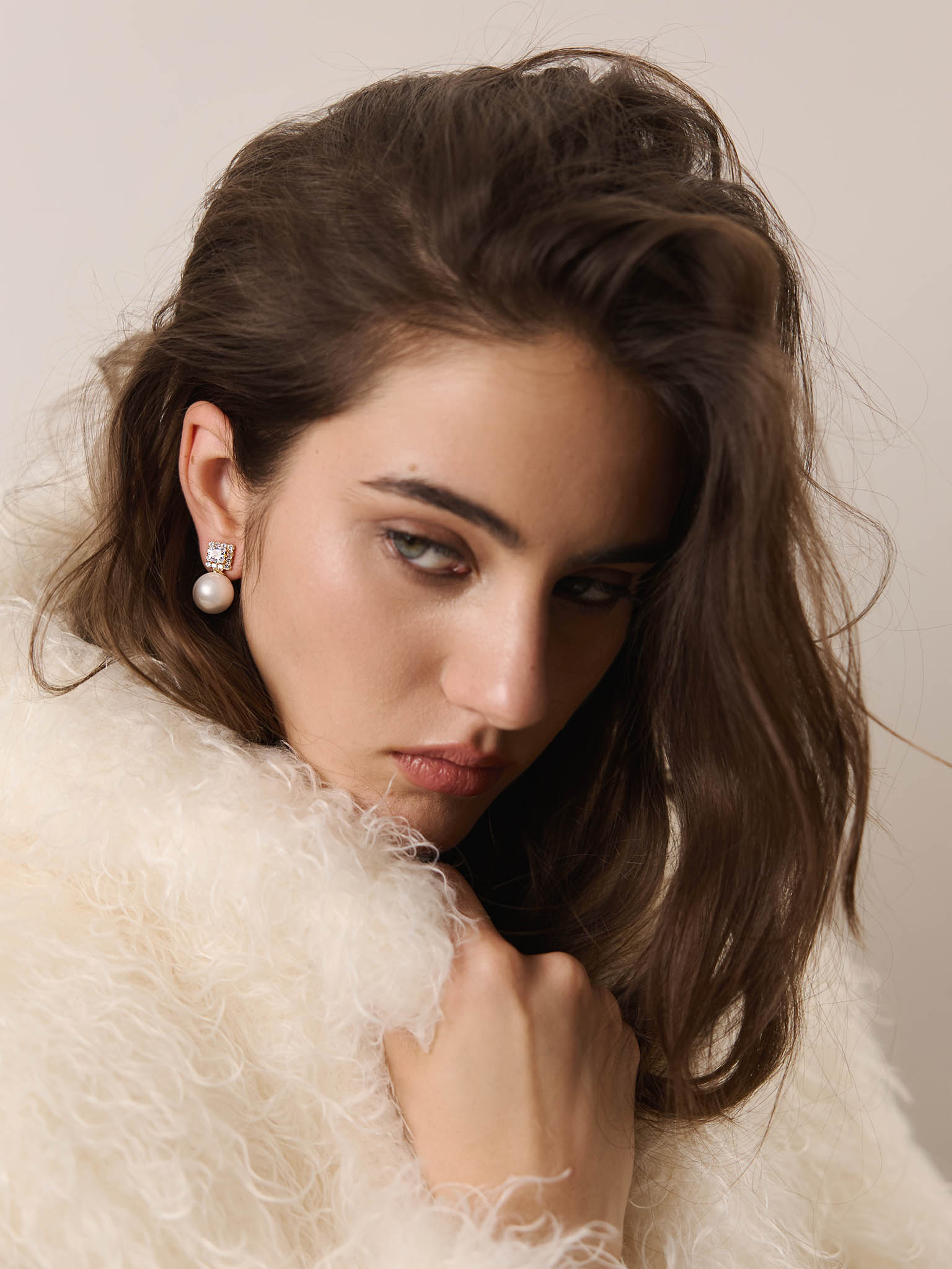 Square-shaped earrings with dangling pearls