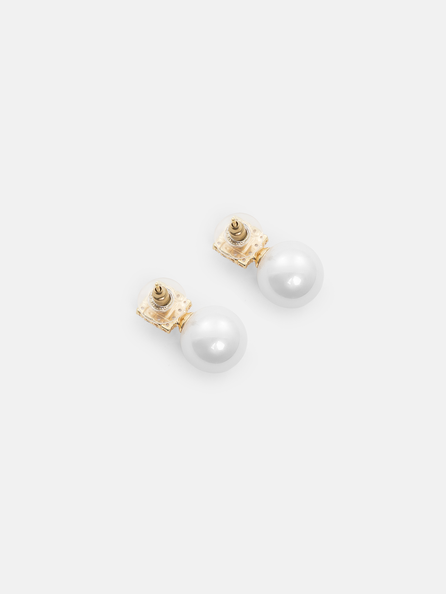 Square-shaped earrings with dangling pearls