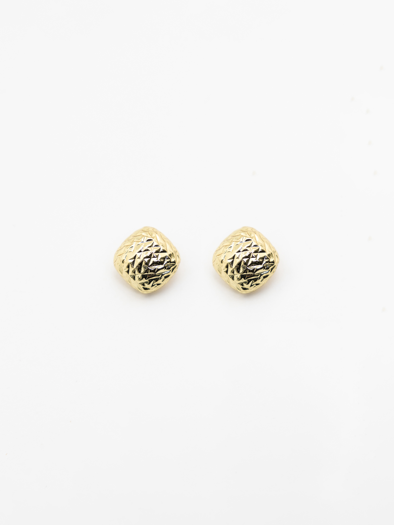 Rhombus-shaped stud earrings made of textured metal