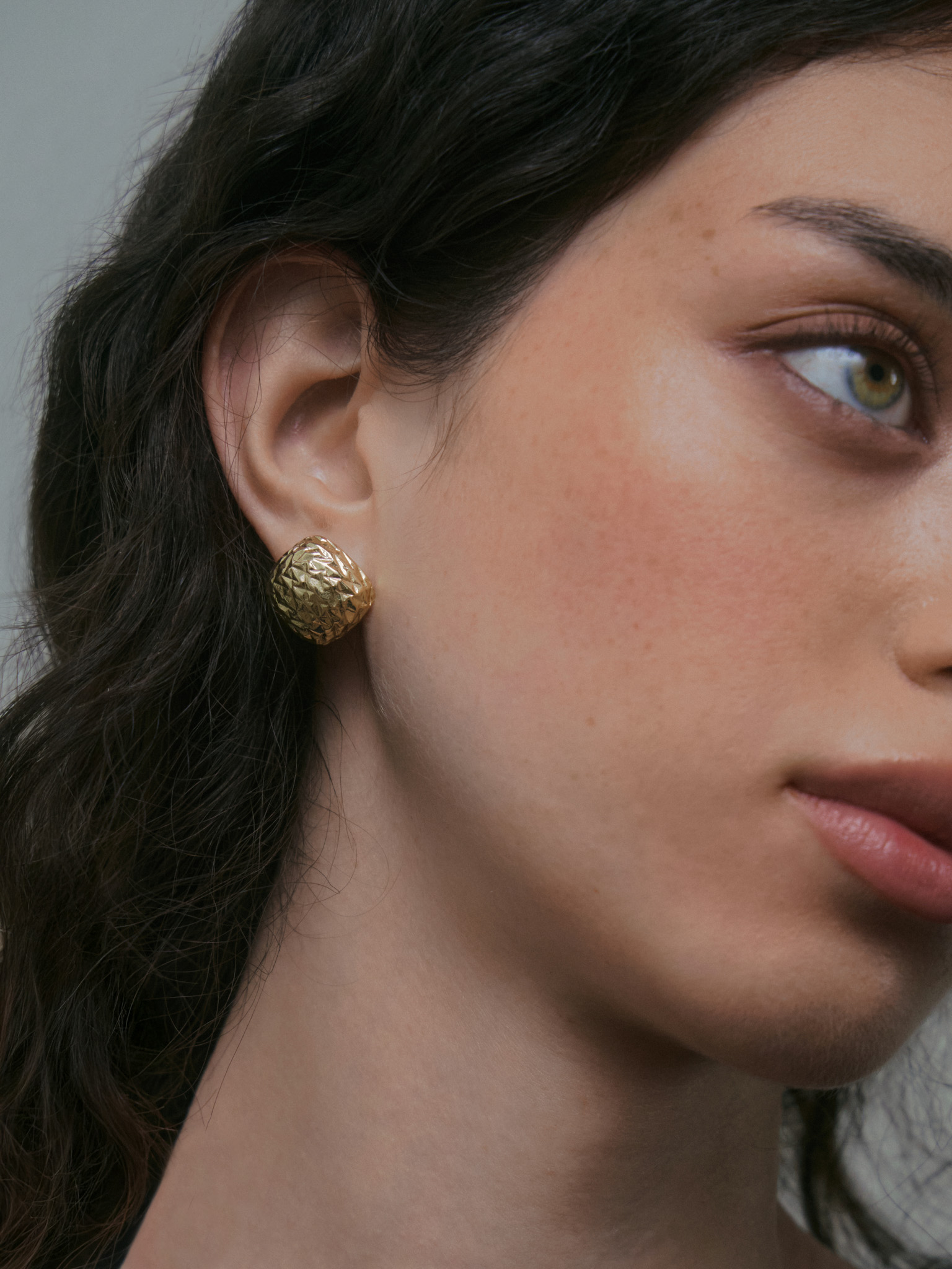 Rhombus-shaped stud earrings made of textured metal
