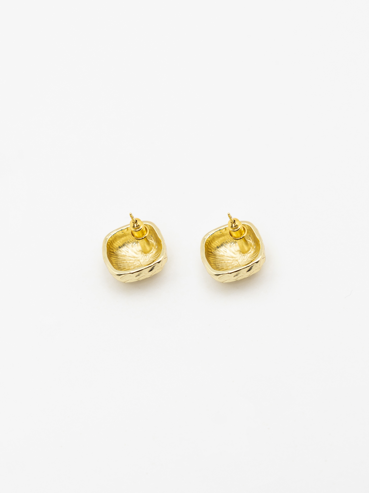 Rhombus-shaped stud earrings made of textured metal