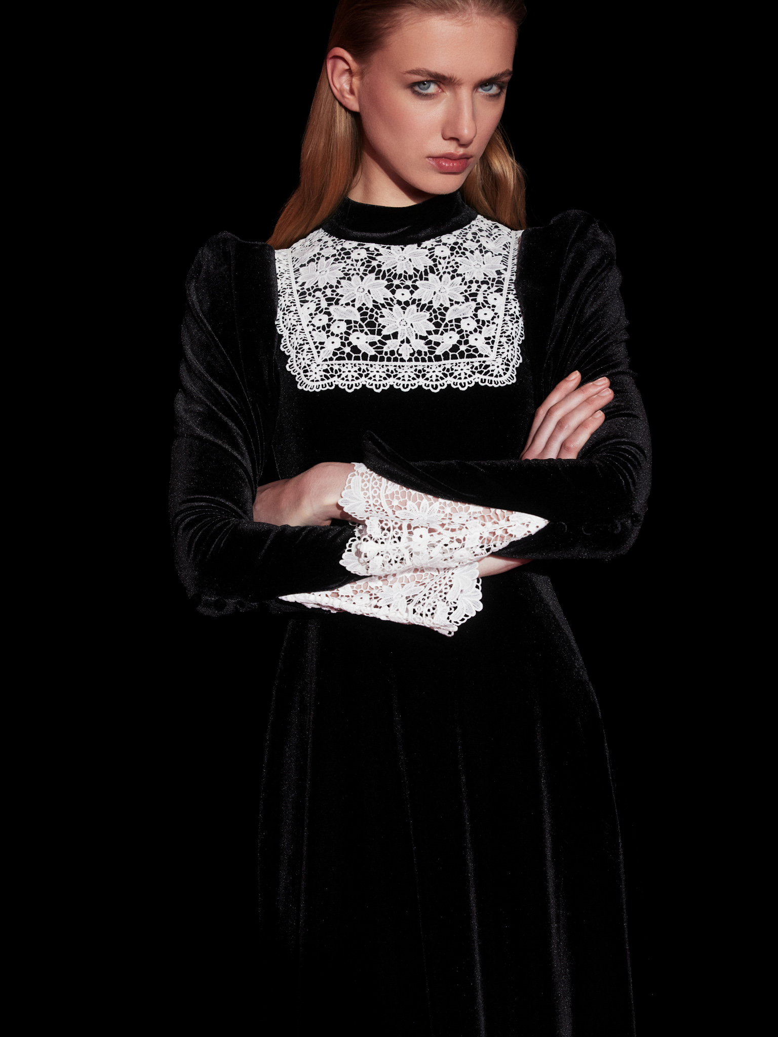 فستان متوسط الطول من المخمل مع تداخلات مخرمة متباينة