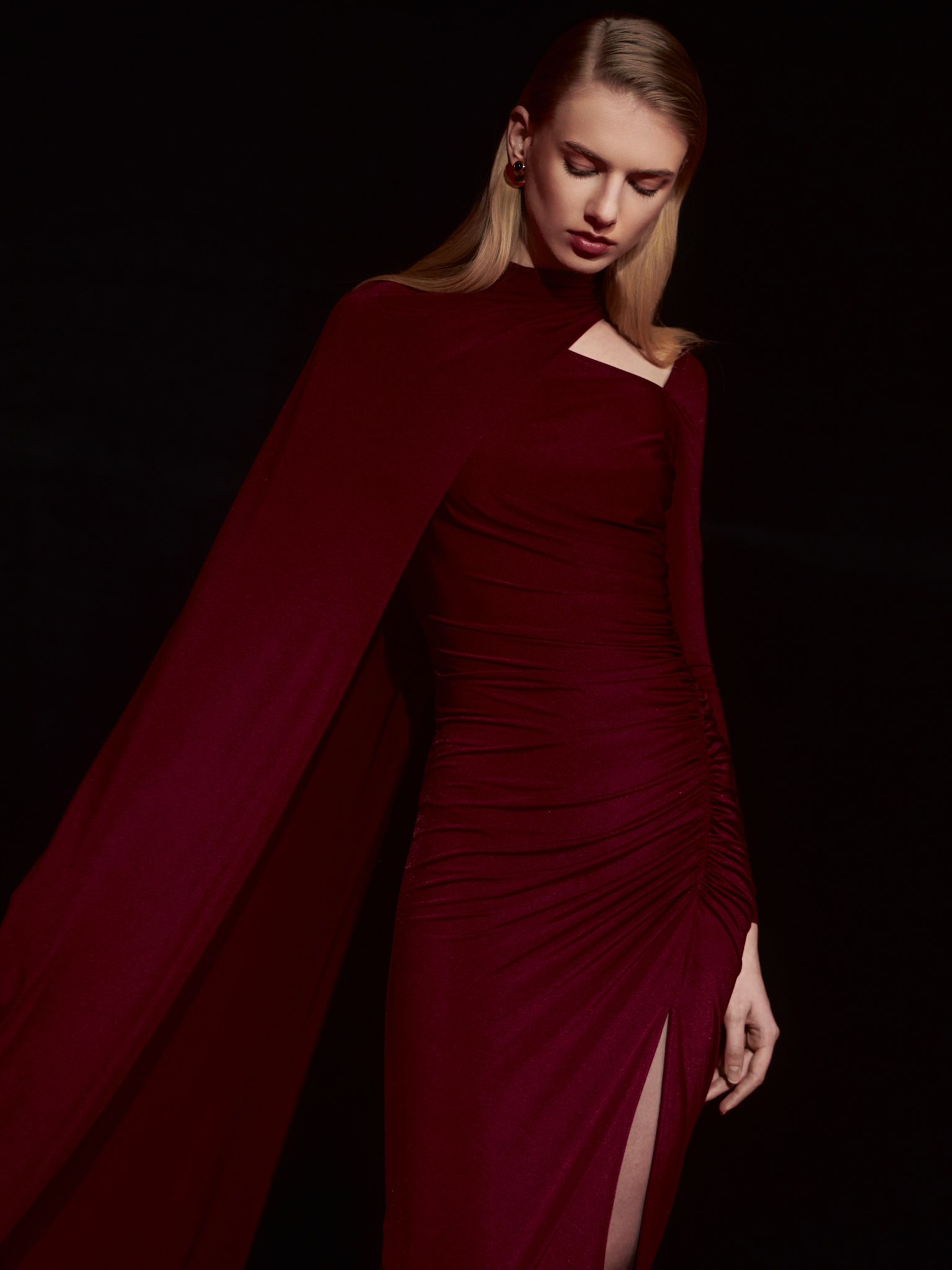 Maxikleid aus Jersey mit einseitigem Cape