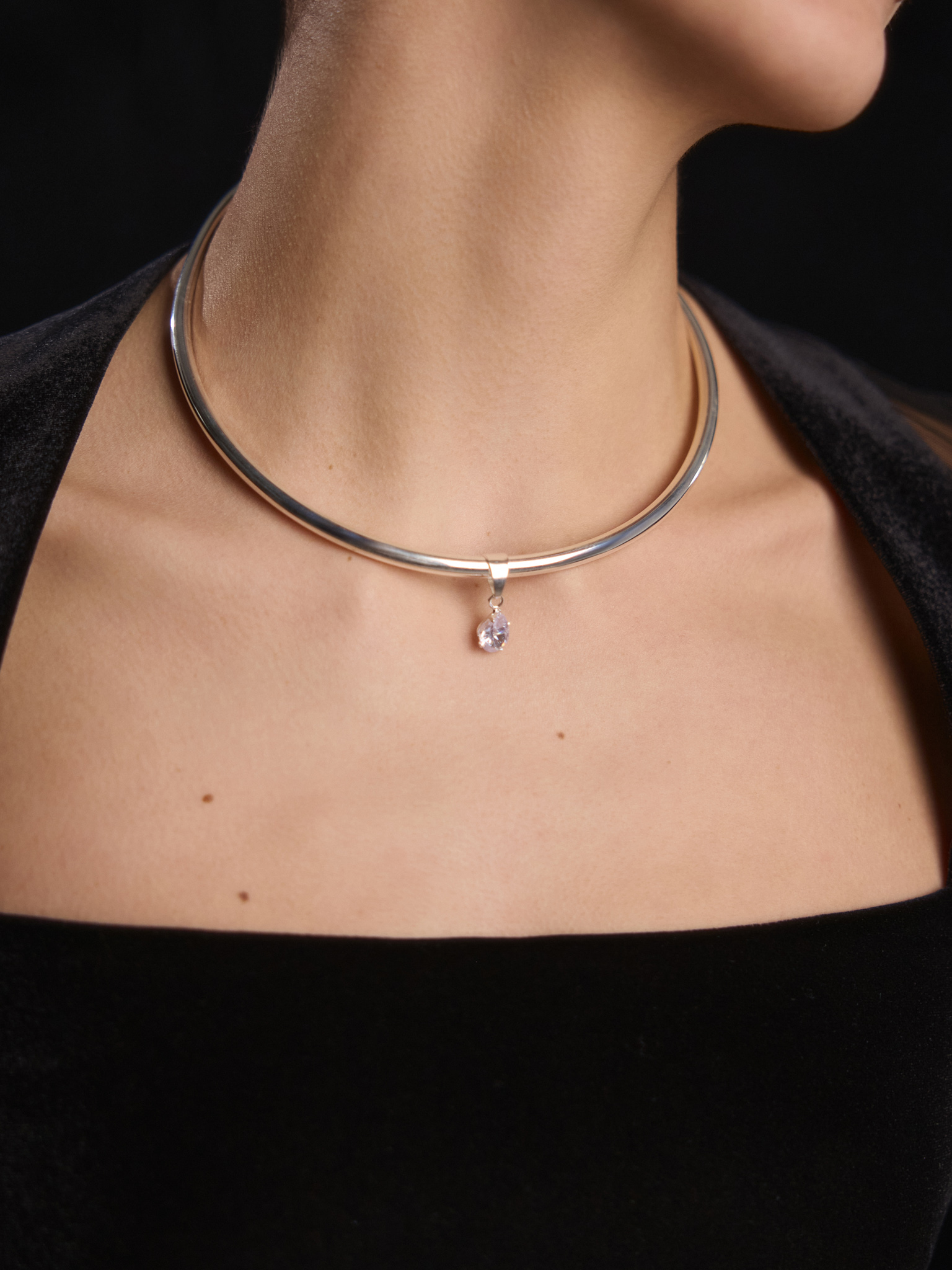 Round necklace with crystal pendant