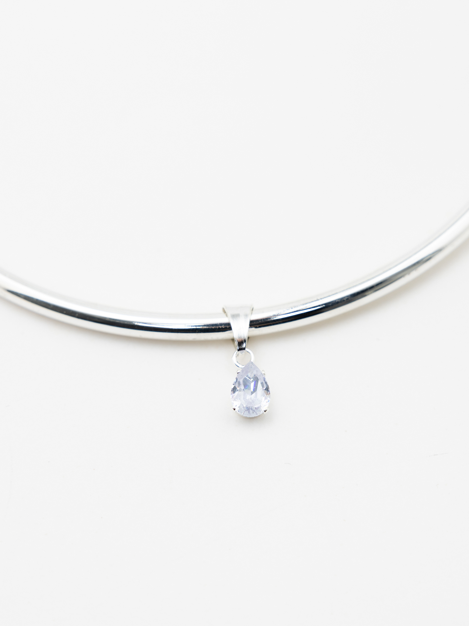 Round necklace with crystal pendant