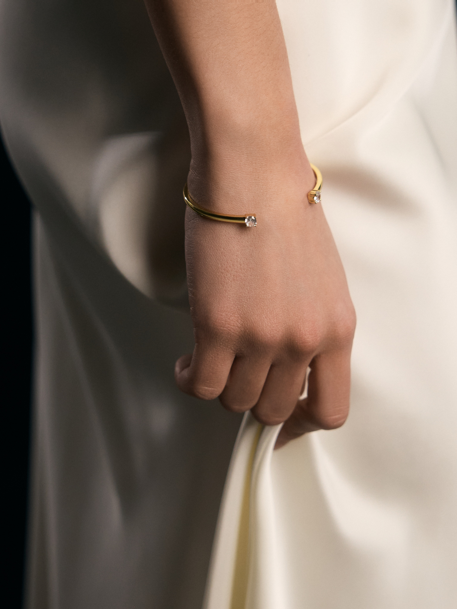 Thin bracelet with crystals along the edges