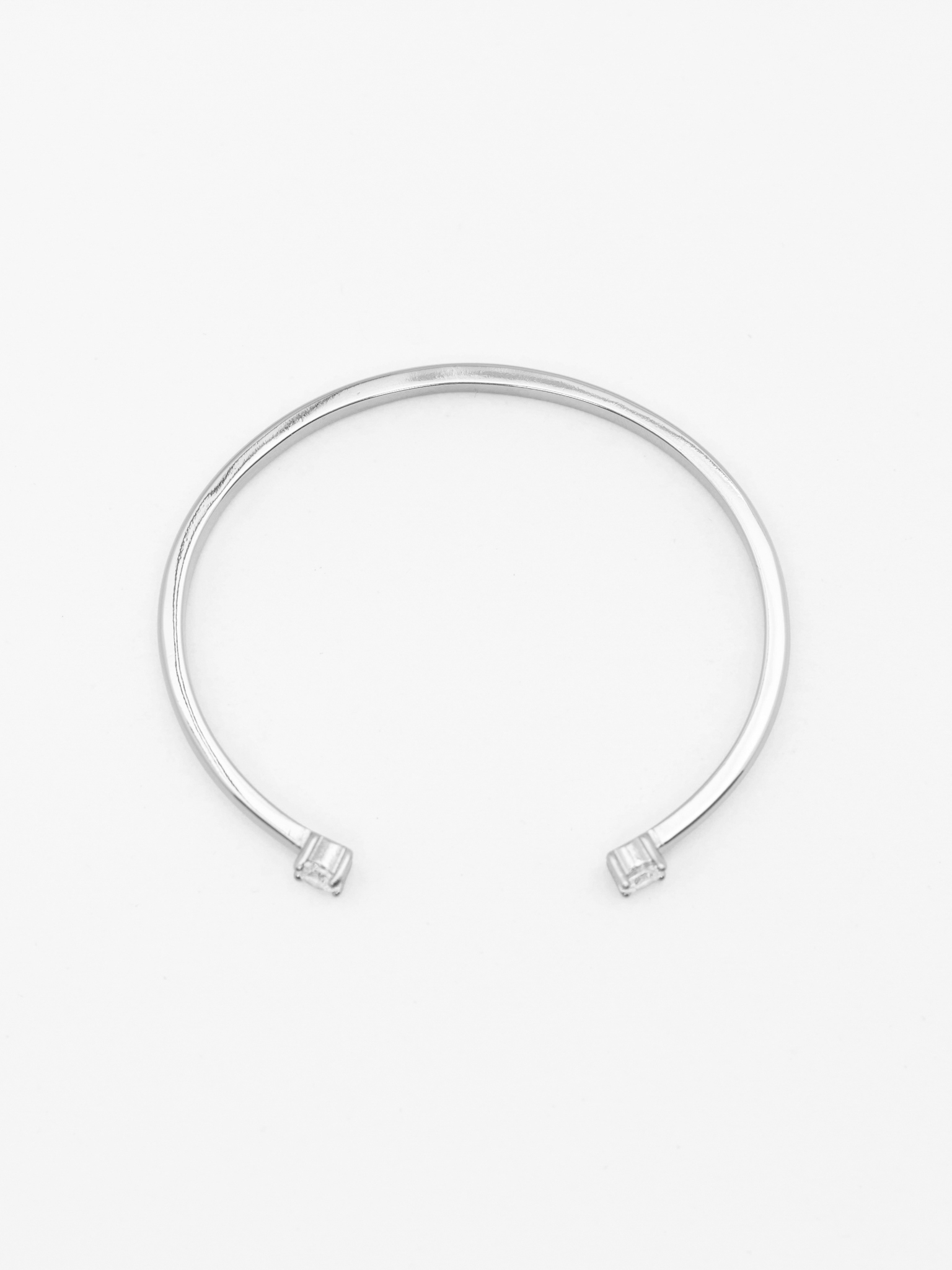 Thin bracelet with crystals along the edges