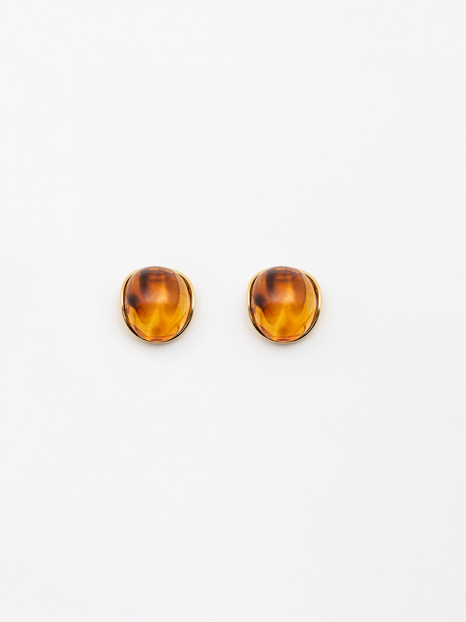 Round stud earrings with voluminous inserts