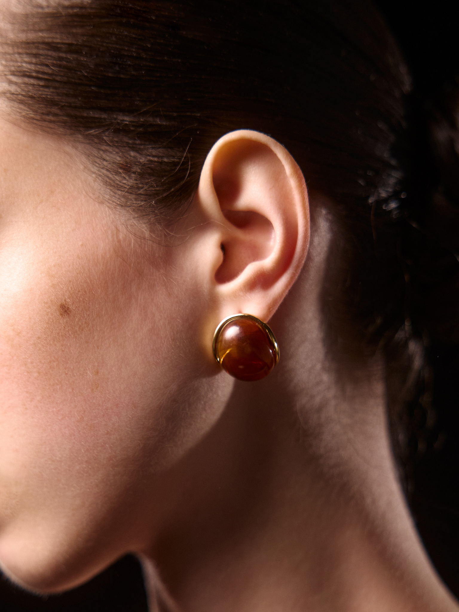 Round stud earrings with voluminous inserts