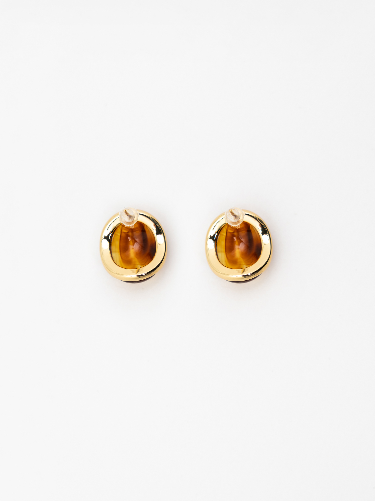 Round stud earrings with voluminous inserts