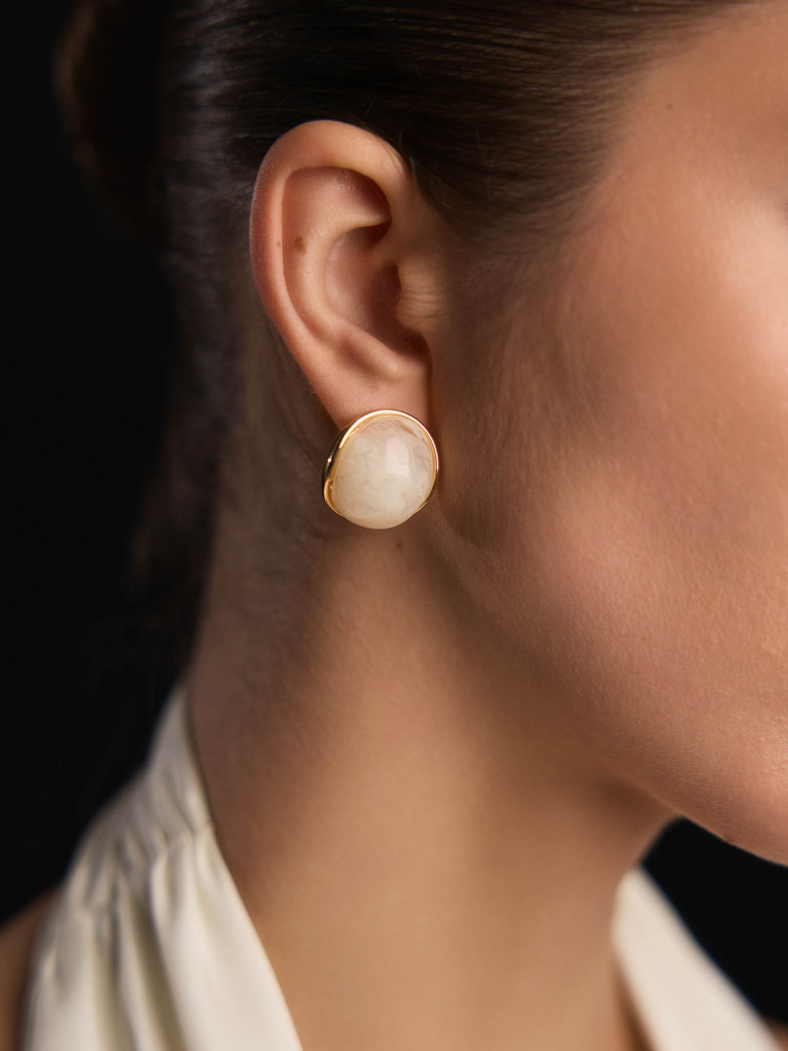 Round stud earrings with voluminous inserts