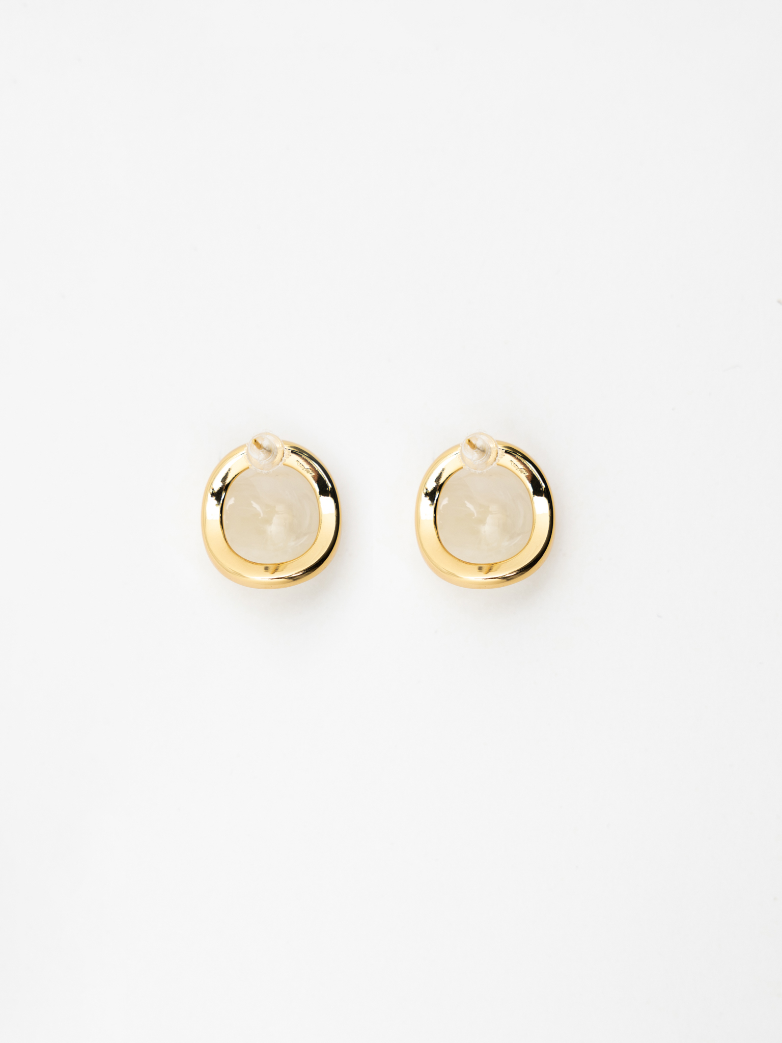 Round stud earrings with voluminous inserts