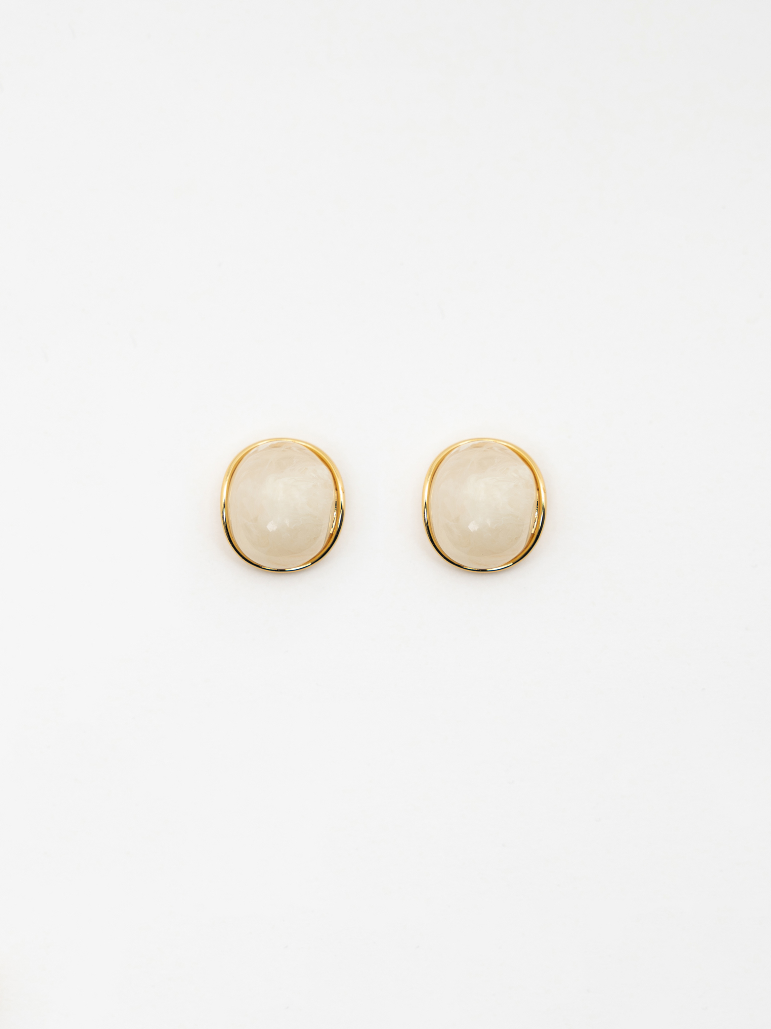 Round stud earrings with voluminous inserts
