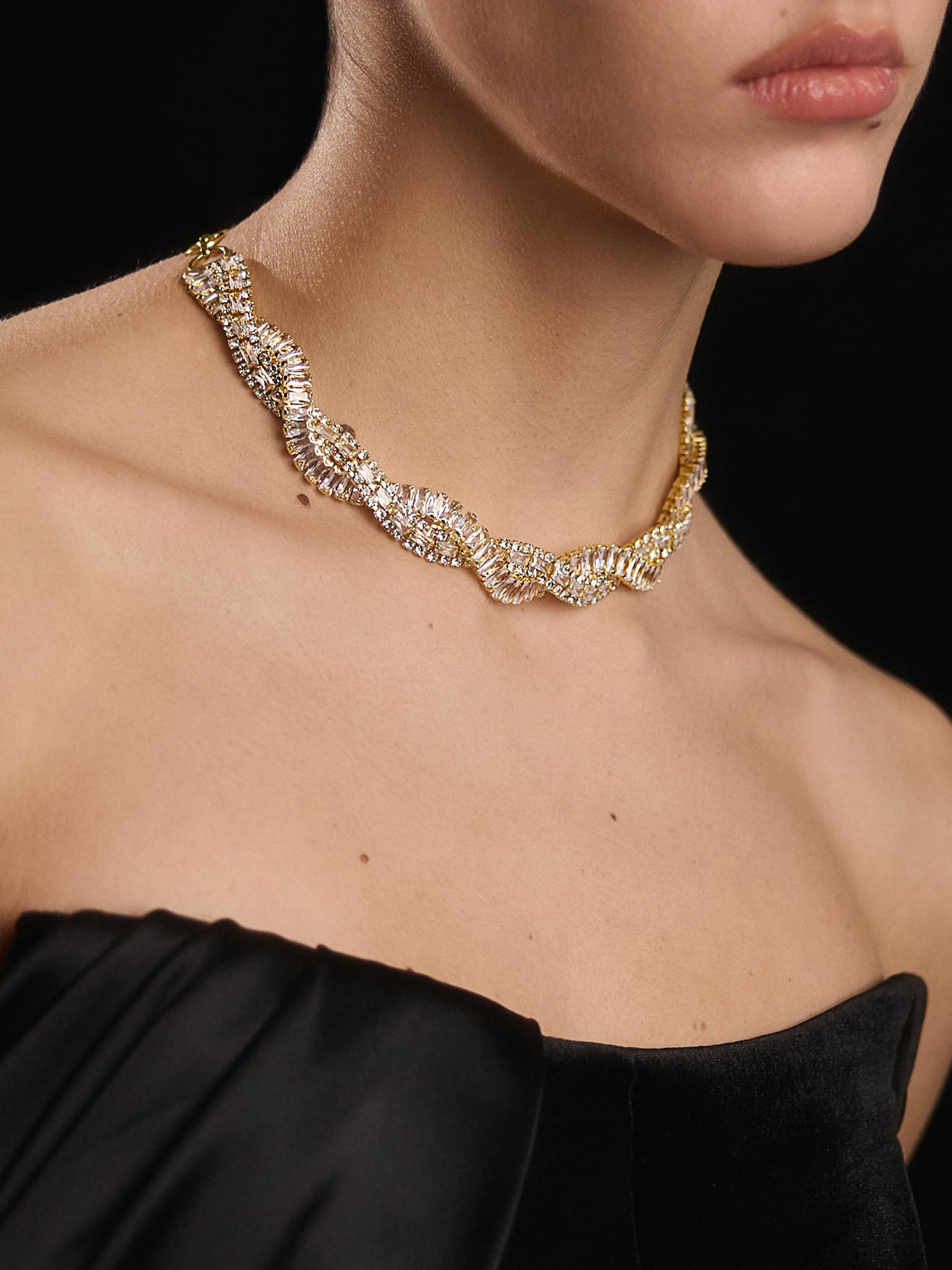 Широкое колье из крупных кристаллов