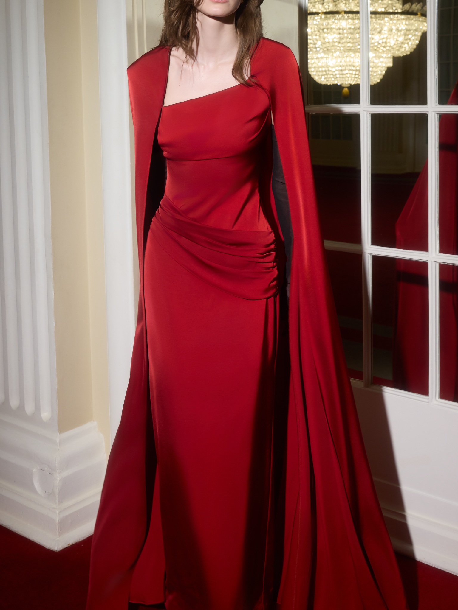 فستان ماكسي من الساتان مع عباءة طويلة