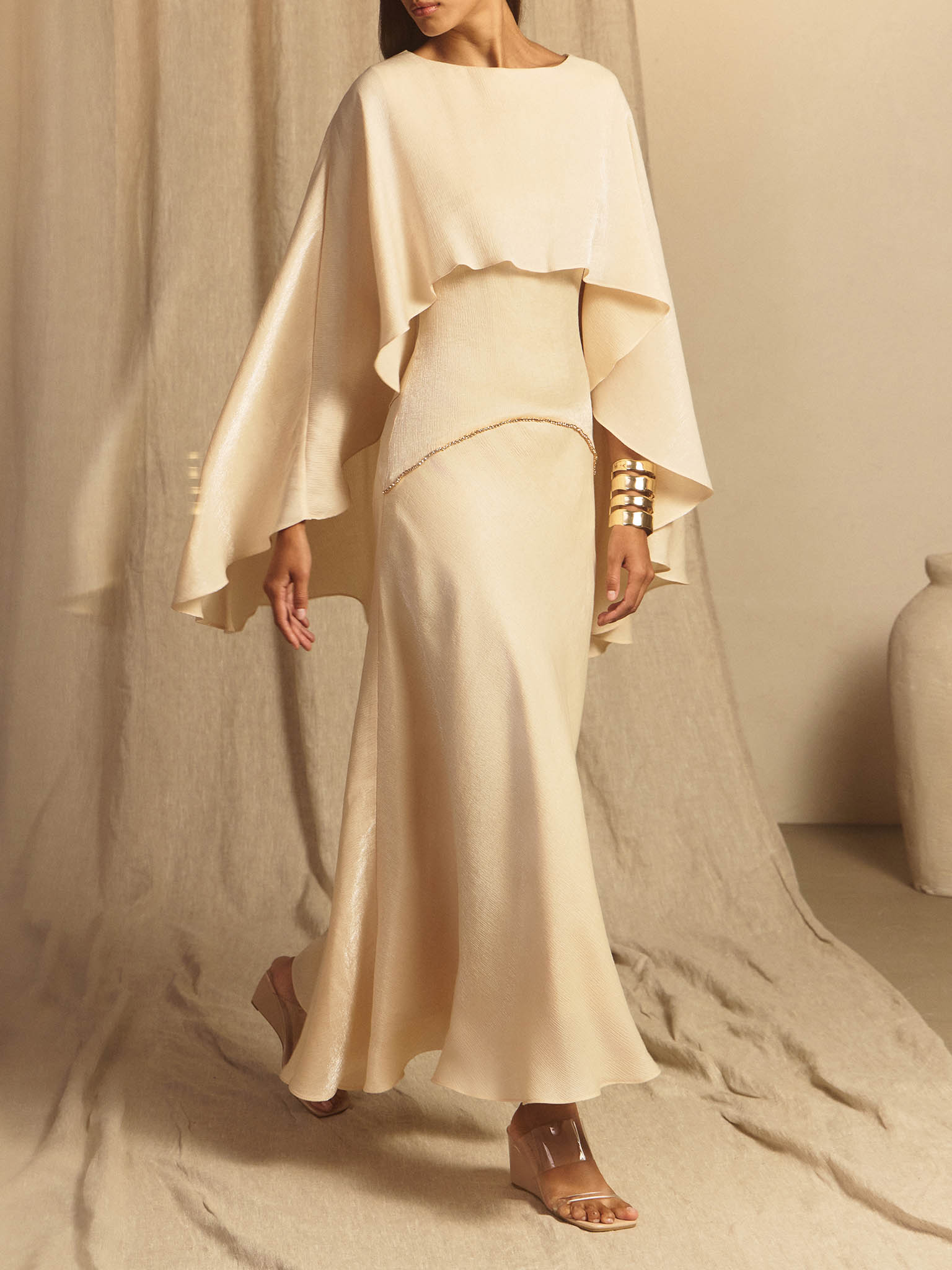 فستان ماكسي مزخرف بنقشة مميزة مع كاب وزينة من أحجار الراين