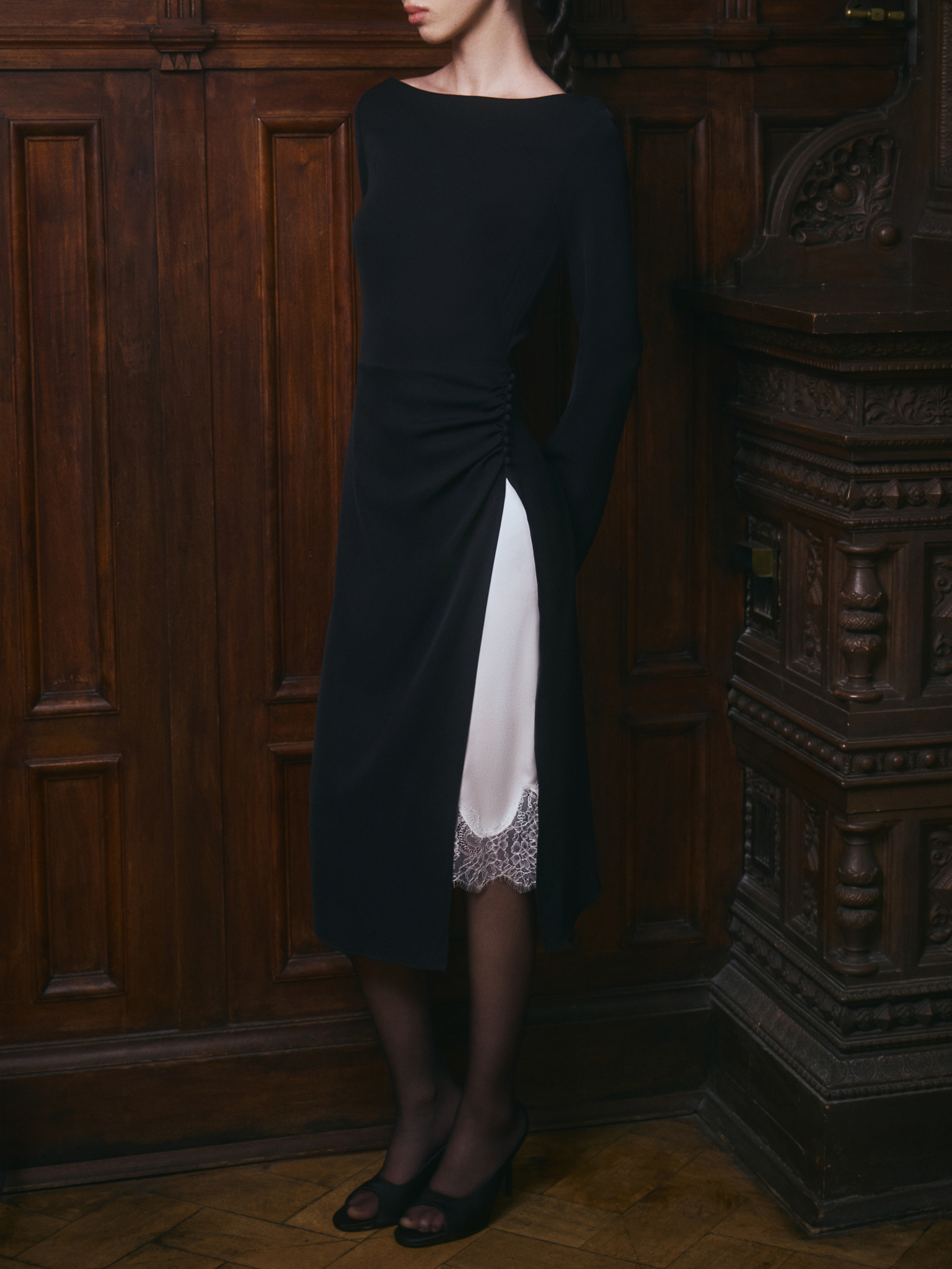 Платье миди с контрастной вставкой на юбке