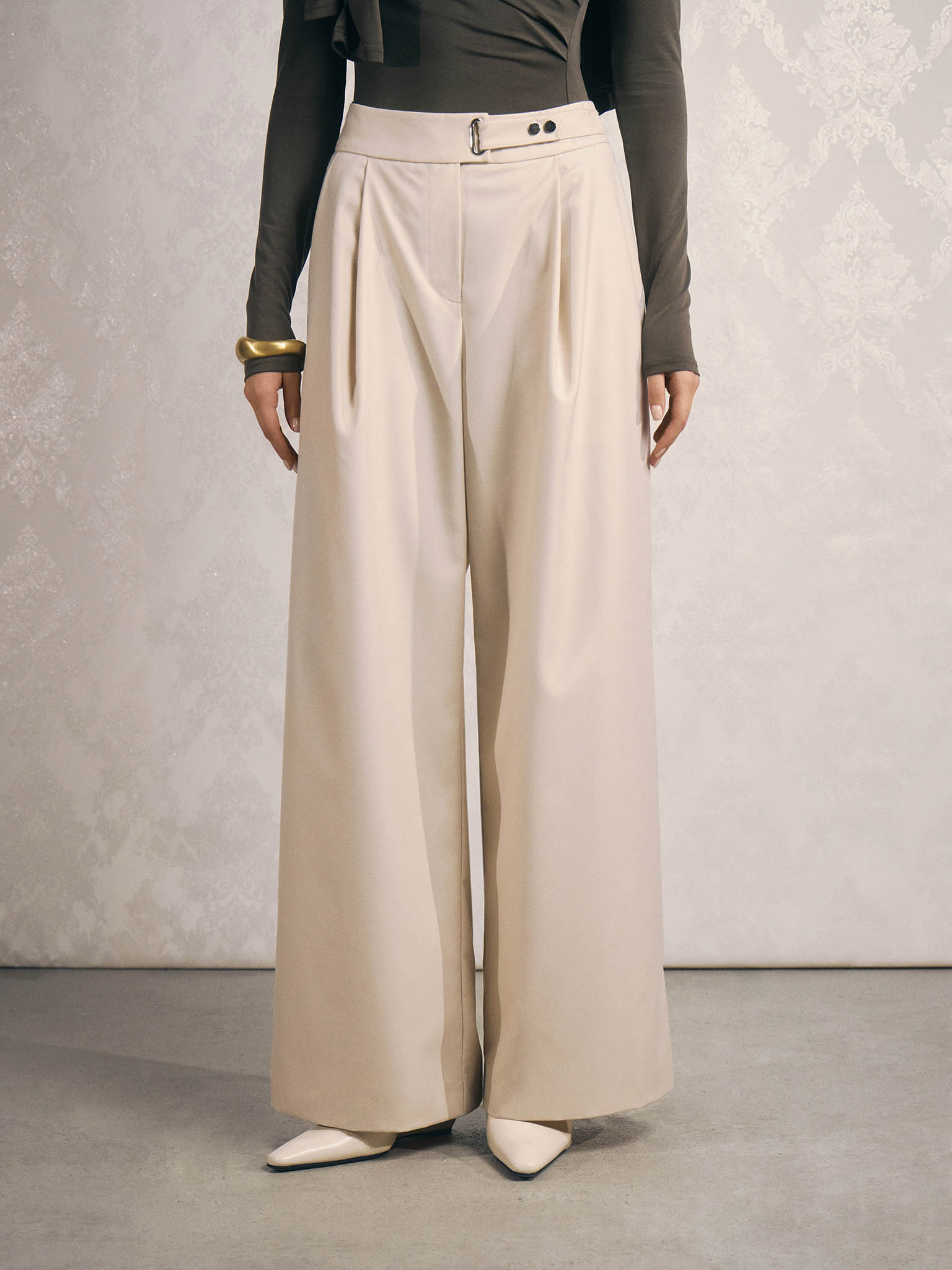 Loose-fit trousers with asymmetrical fastening