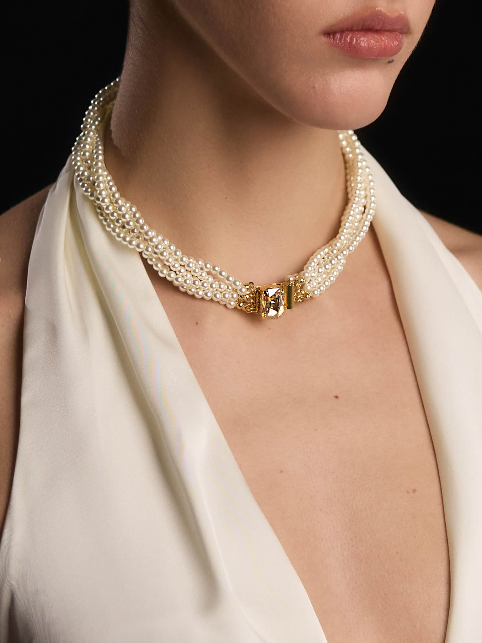 Voluminous pearl necklace with large crystal