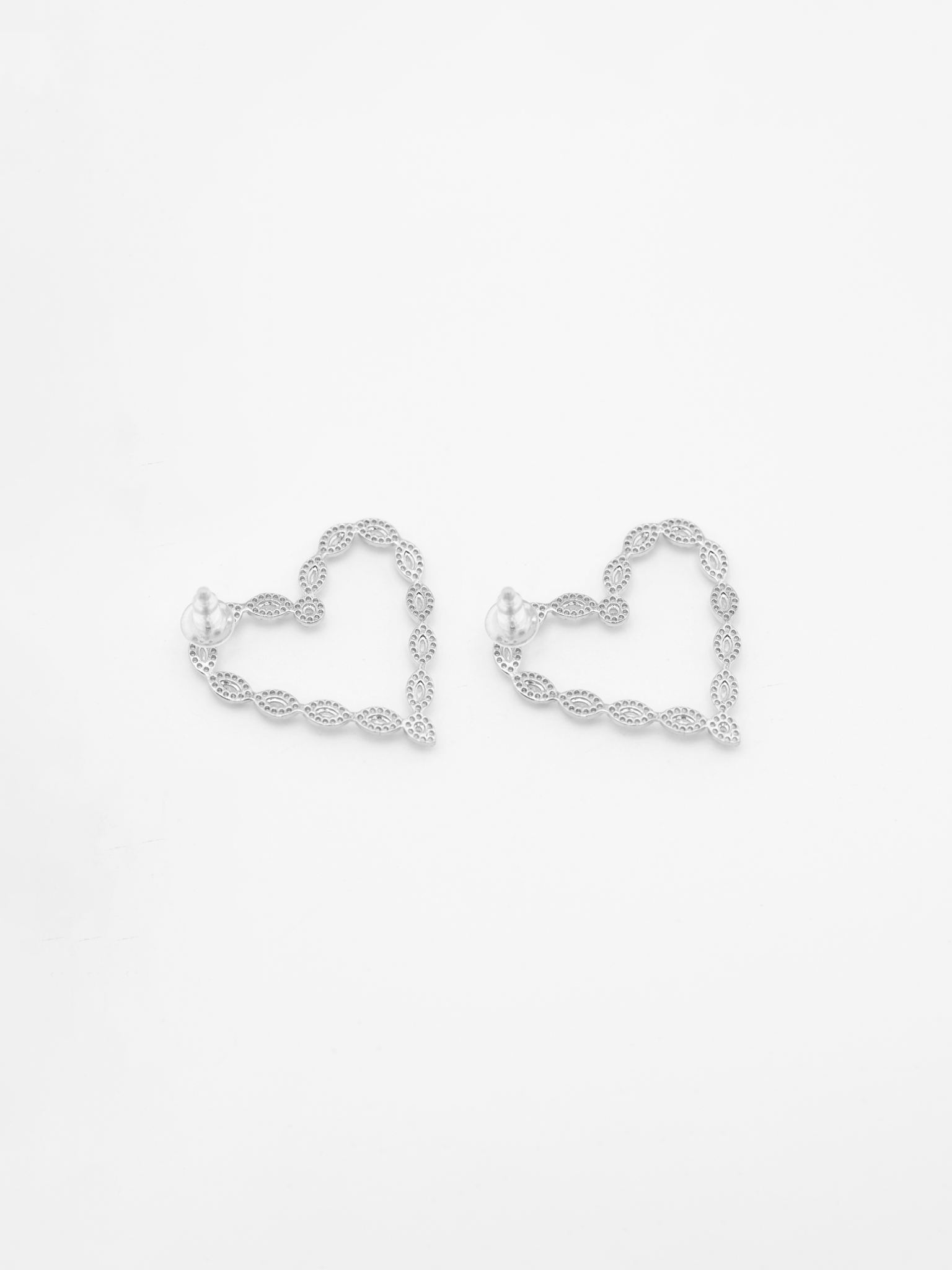 Voluminous heart-shaped earrings