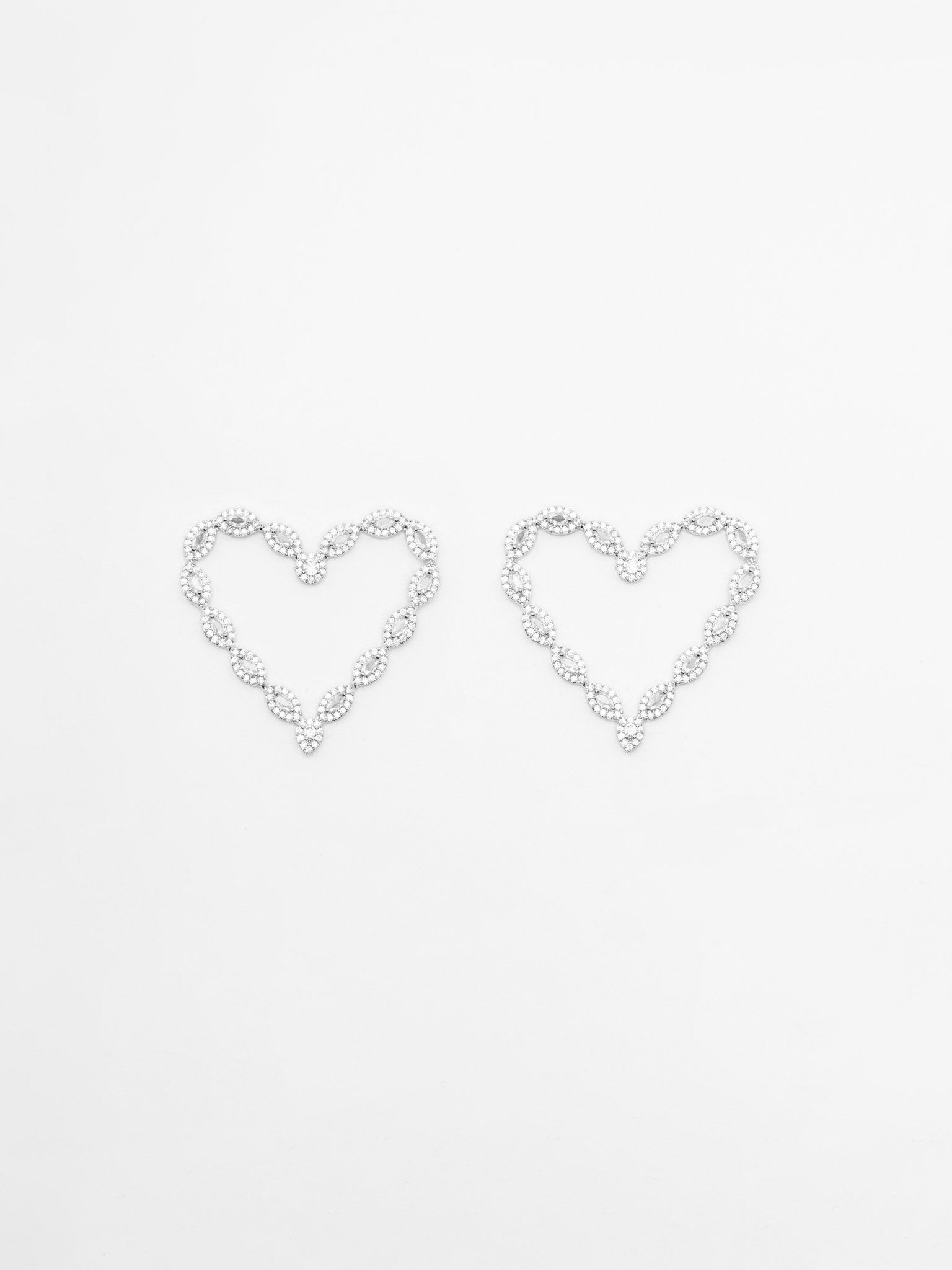 Voluminous heart-shaped earrings