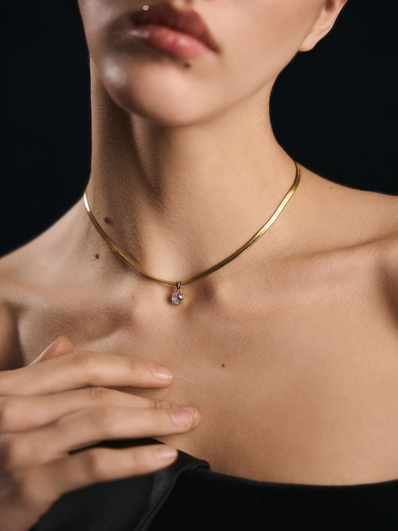 Flat chain with crystal pendant