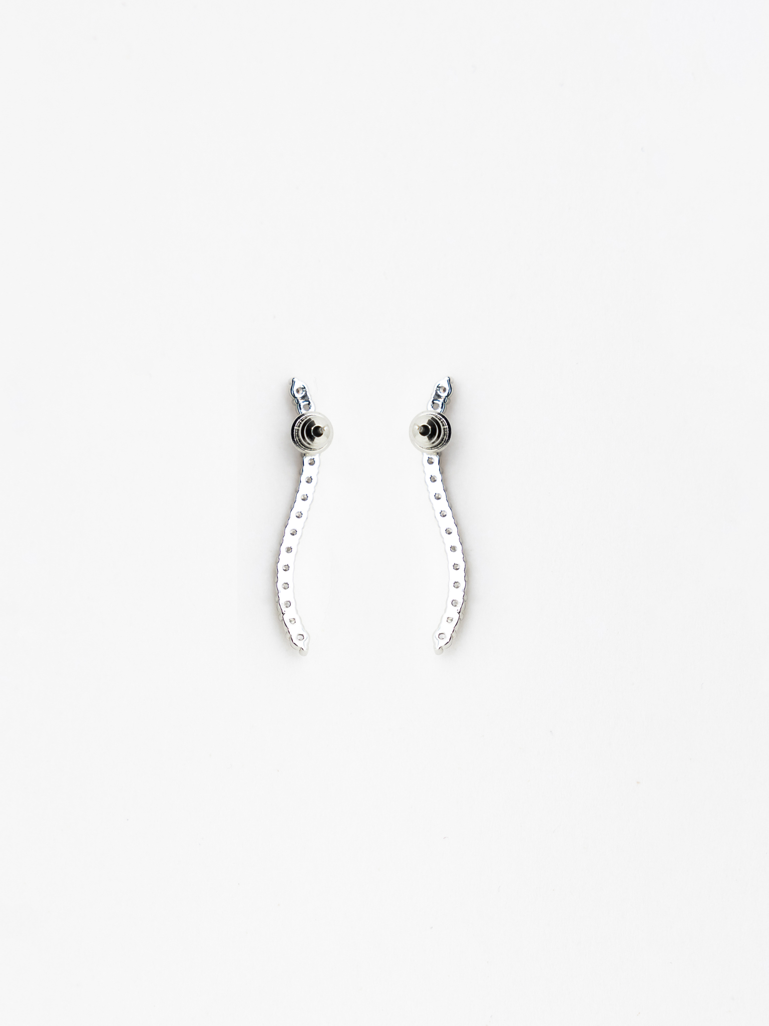 أقراط مرصعة بأحجار الراين بتصميم مموج