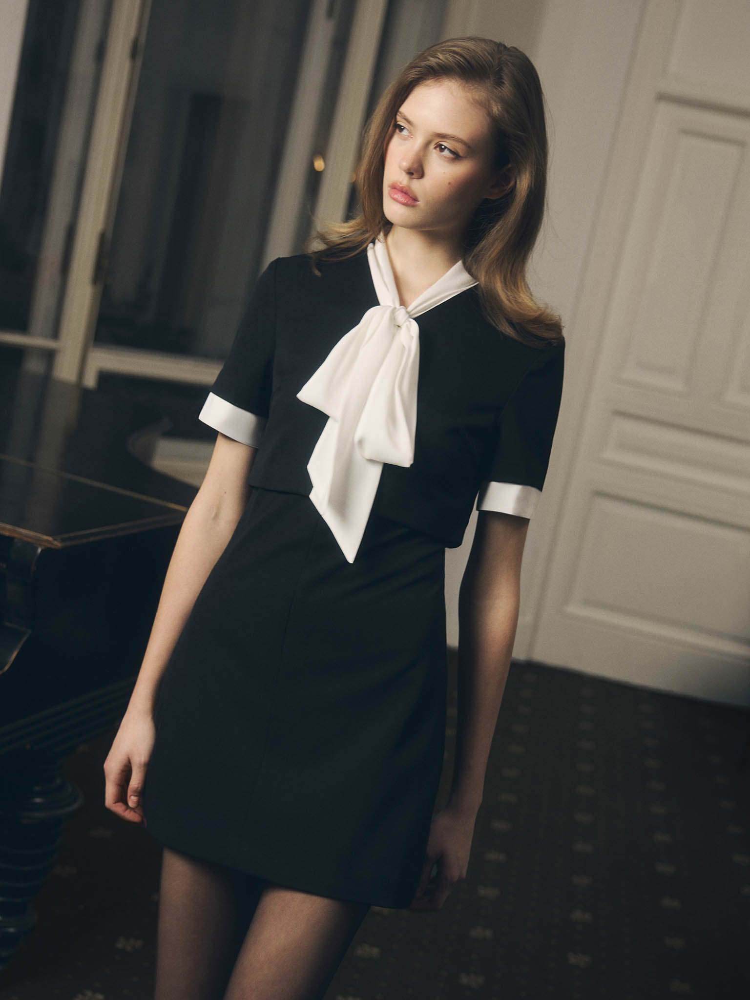 Mini dress with contrasting bow at the collar