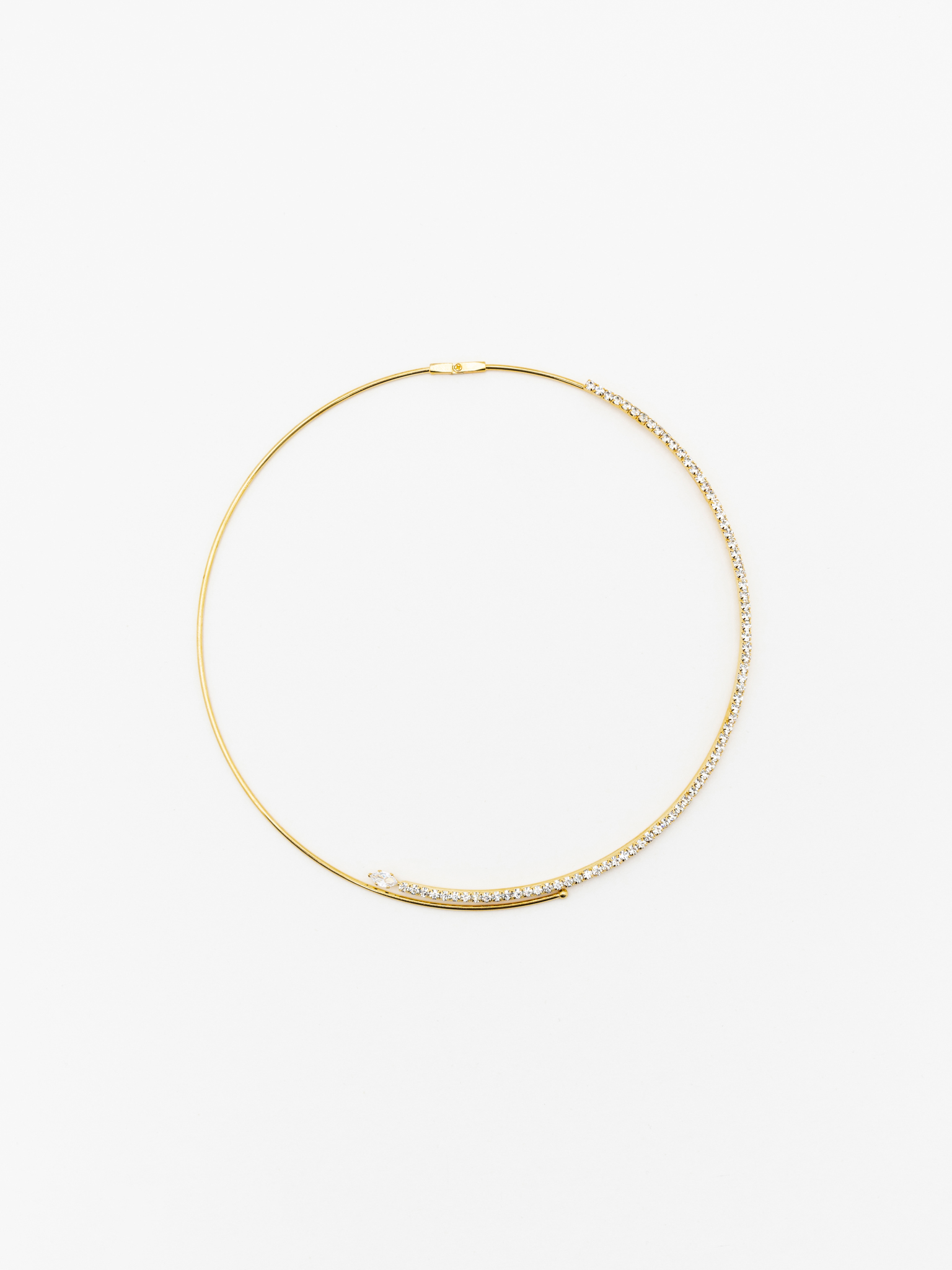 قلادة دائرية رفيعة مرصعة بأحجار الراين