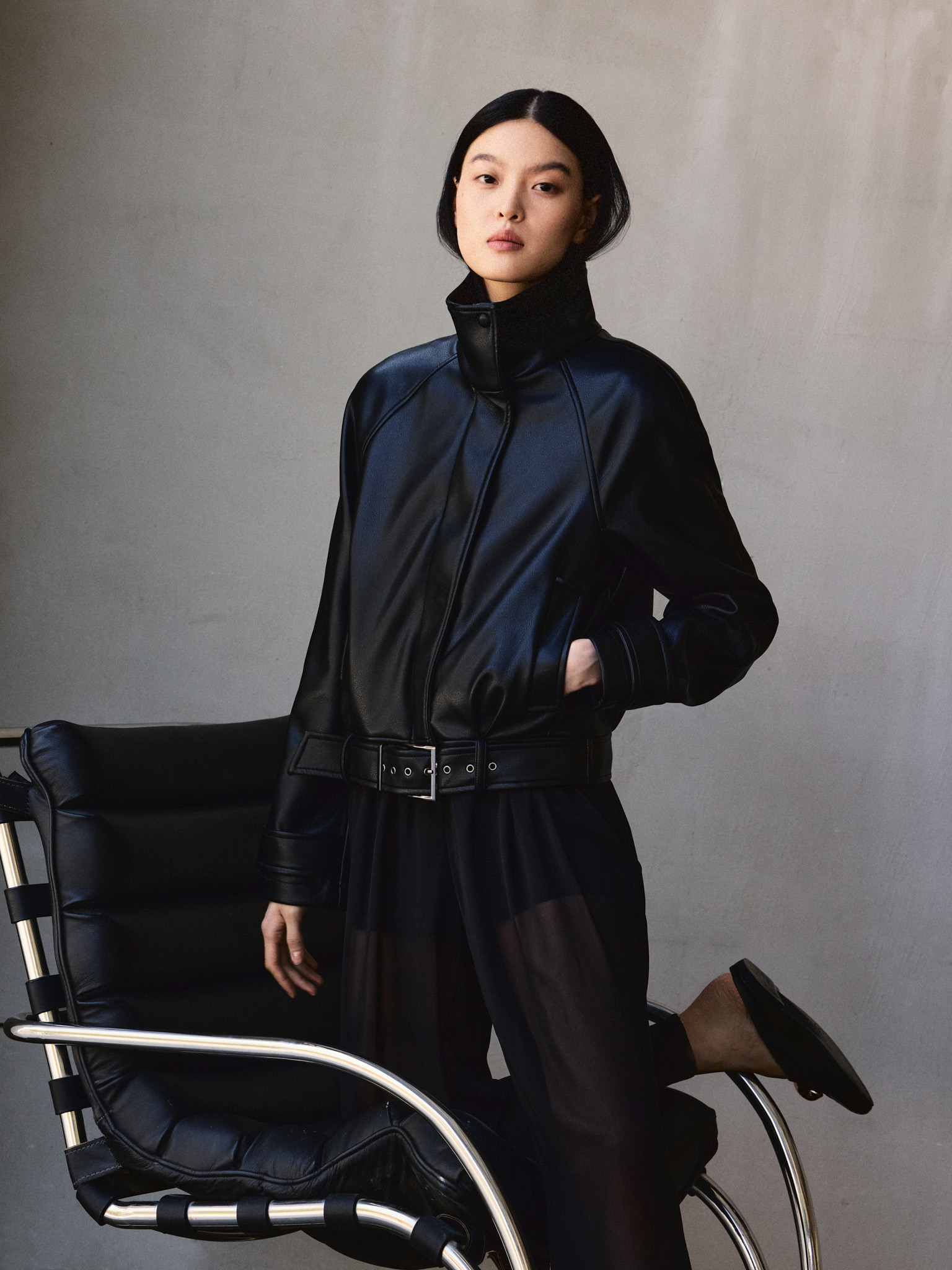 Куртка из экокожи с высоким воротником и ремнем в тон