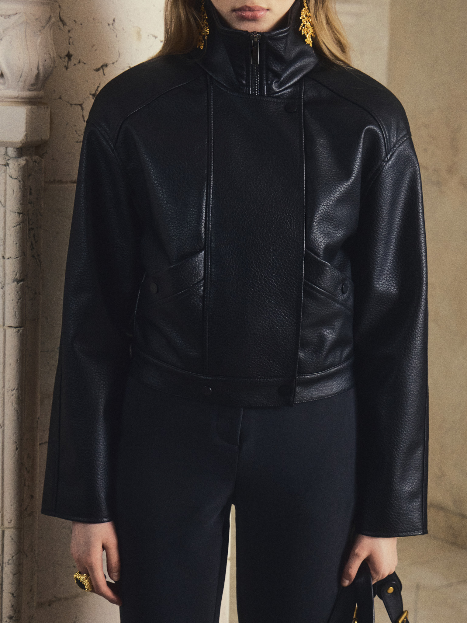 Укороченная куртка из фактурной экокожи с застежкой на кнопки