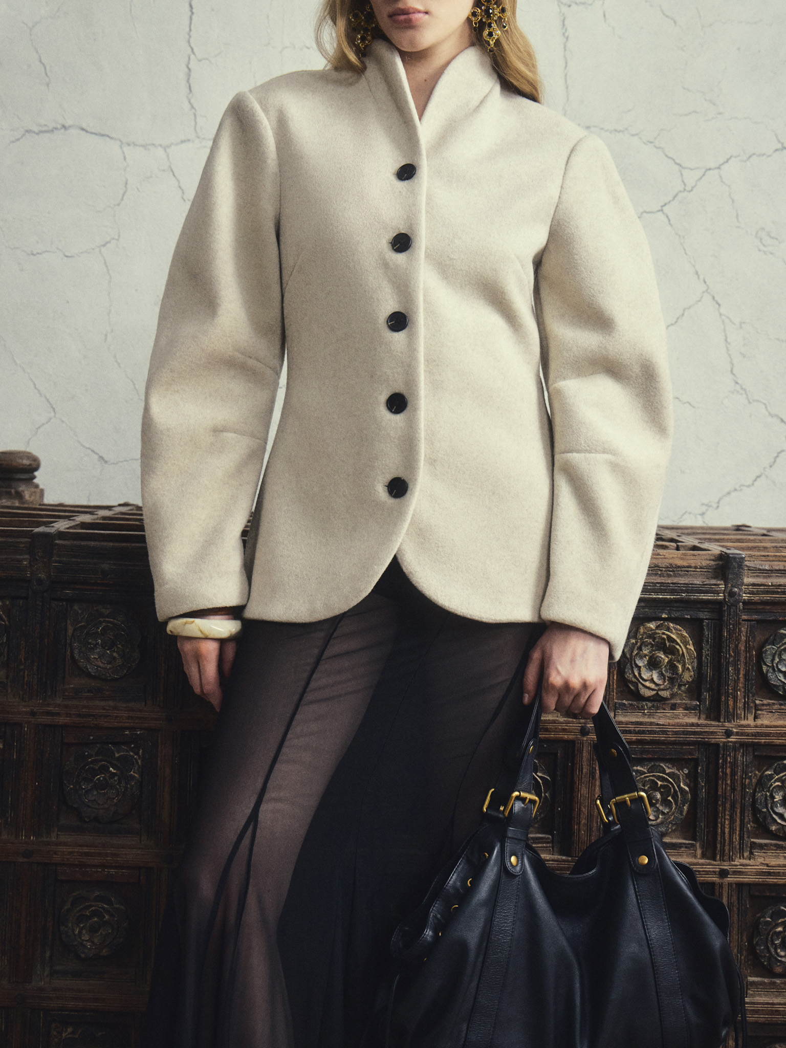 Warm coat-jacket with voluminous sleeves