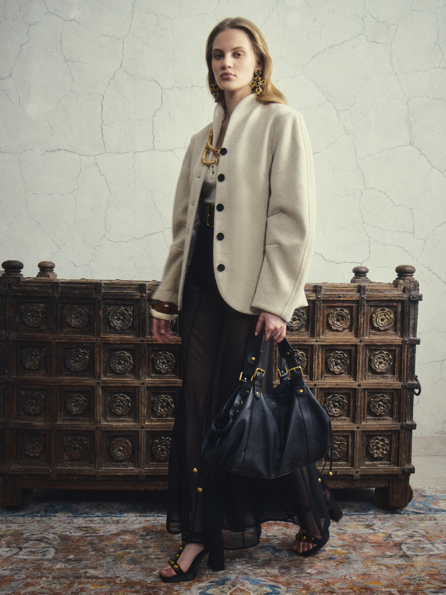 Warm coat-jacket with voluminous sleeves