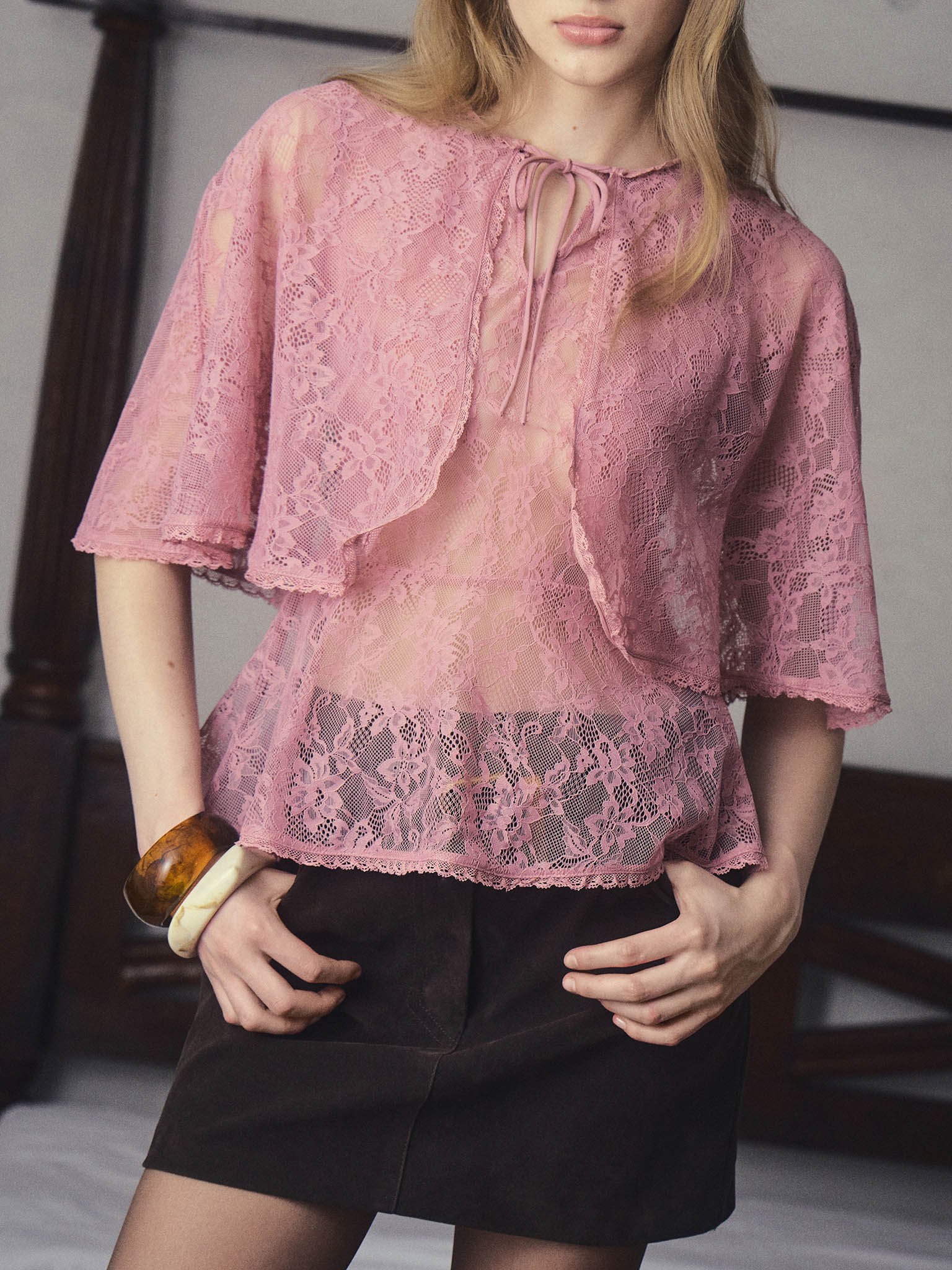 Блуза из гипюра с баской на талии и кейпом